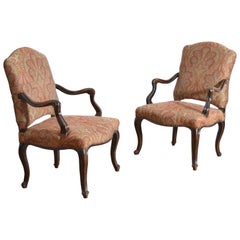 Paire de poltrons italiens, Piémont, d'époque Louis XV en noyer sculpté, milieu du XVIIIe siècle