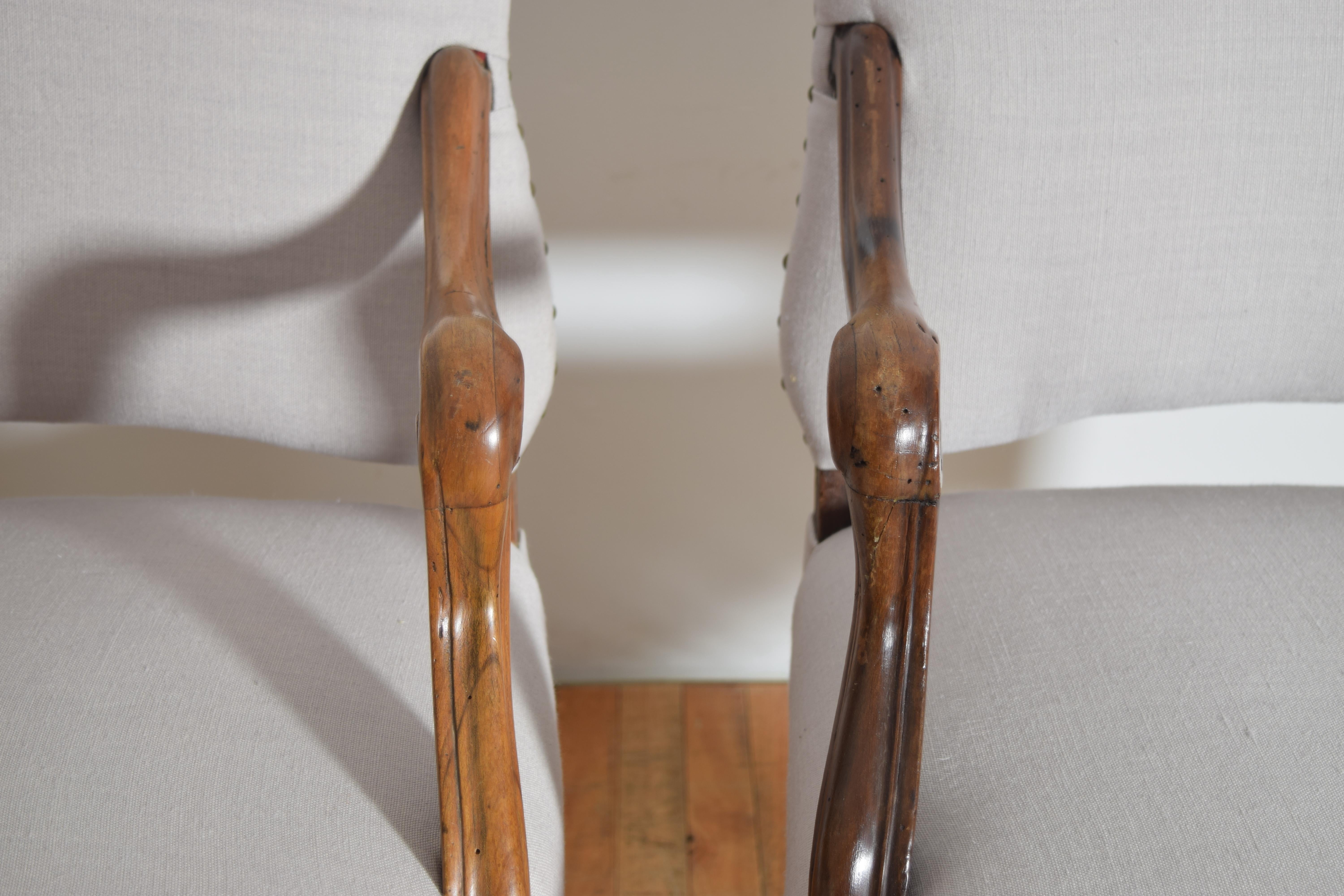Metà XVIII secolo Coppia di poltrone italiane, piemontesi, Luigi XIV, in legno di noce tornito e imbottite, 1730 ca. in vendita