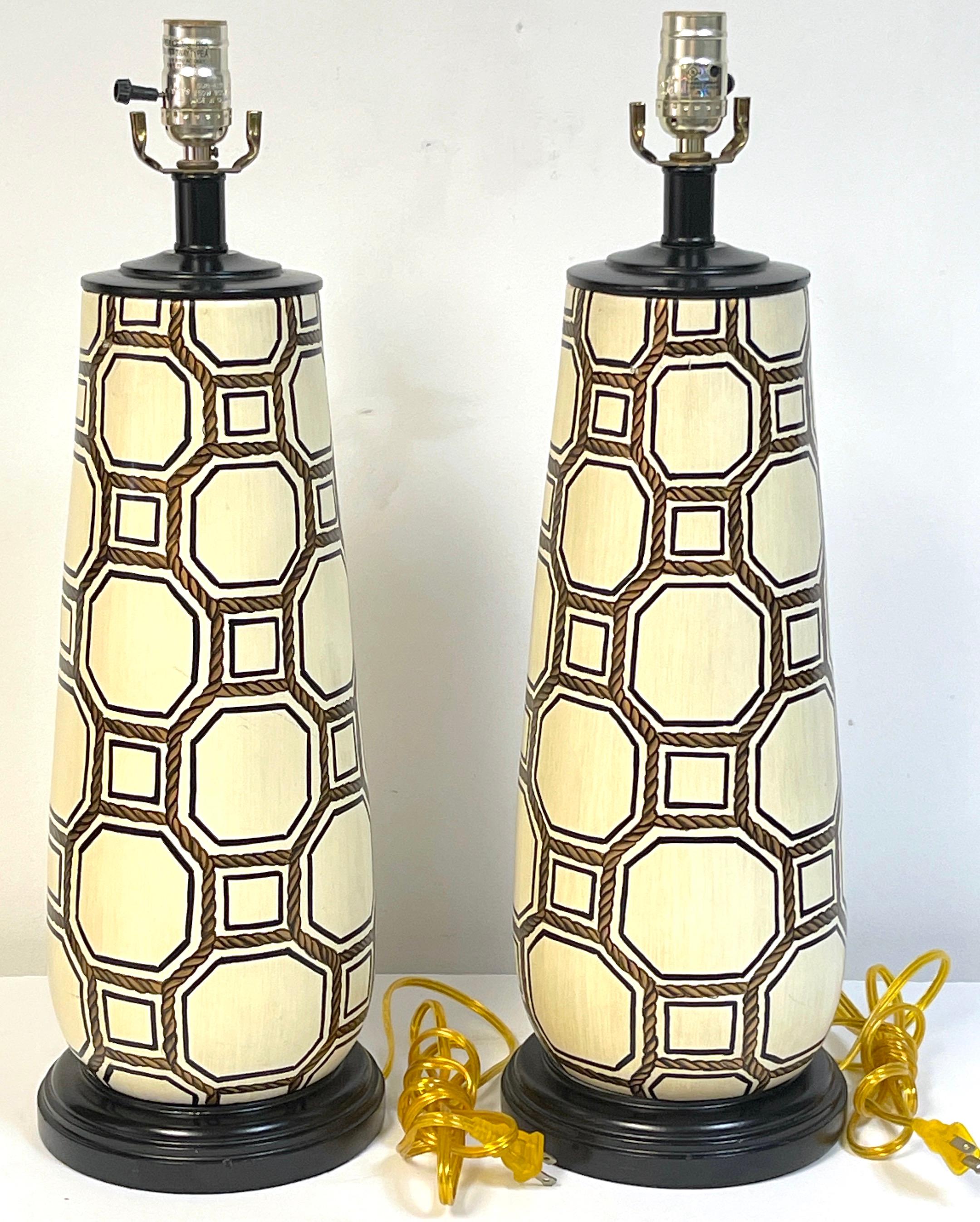 Moderne Paire de lampes- Vignettes géométriques en poterie italienne en corde, à la manière de Gio Ponti   en vente