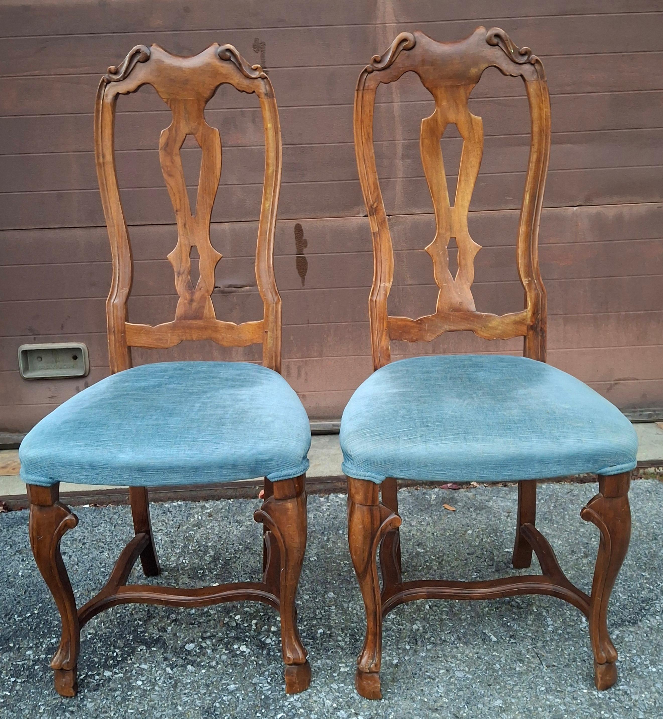 Paire de chaises d'appoint en noyer sculpté et chenille bleue, de style provincial italien
Dimensions :  19