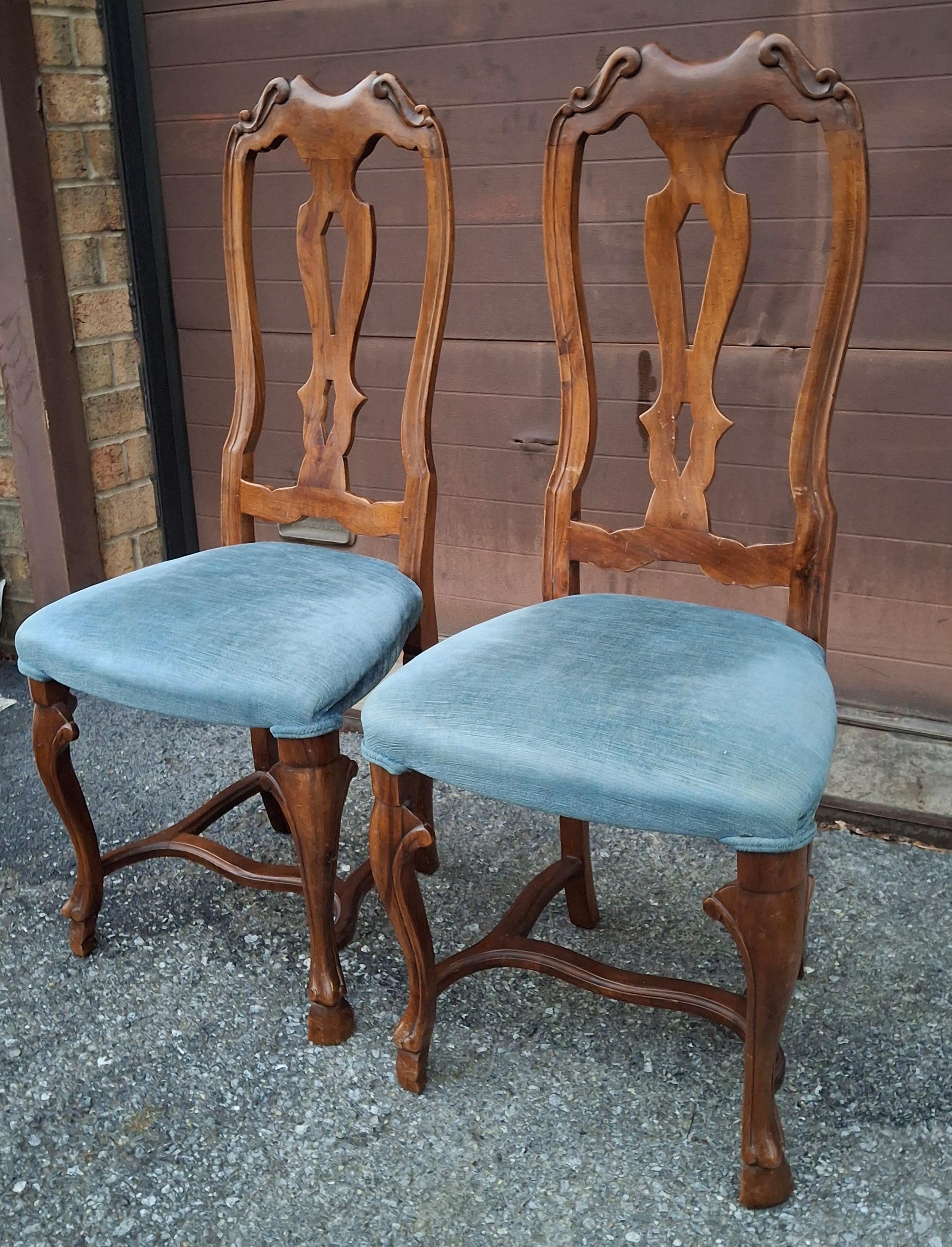 Provincial français Pair Italian Provincial Style Carved Walnut and Upholstered Side Chairs en vente