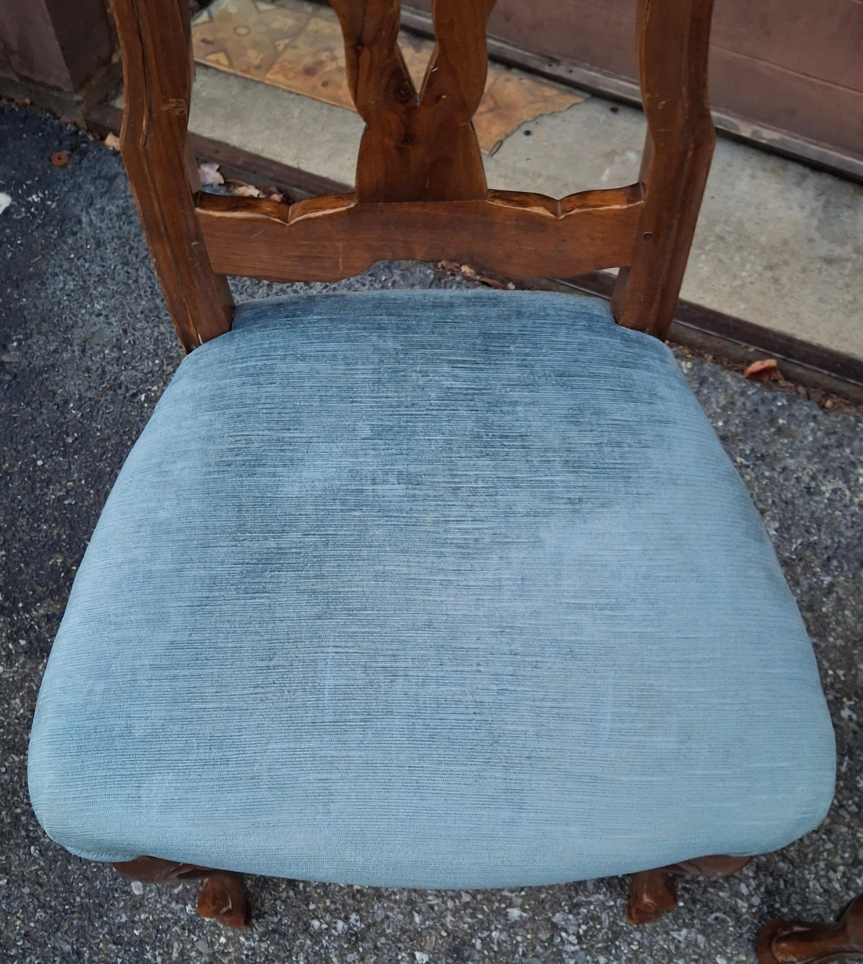 Pair Italian Provincial Style Carved Walnut and Upholstered Side Chairs Bon état - En vente à Germantown, MD