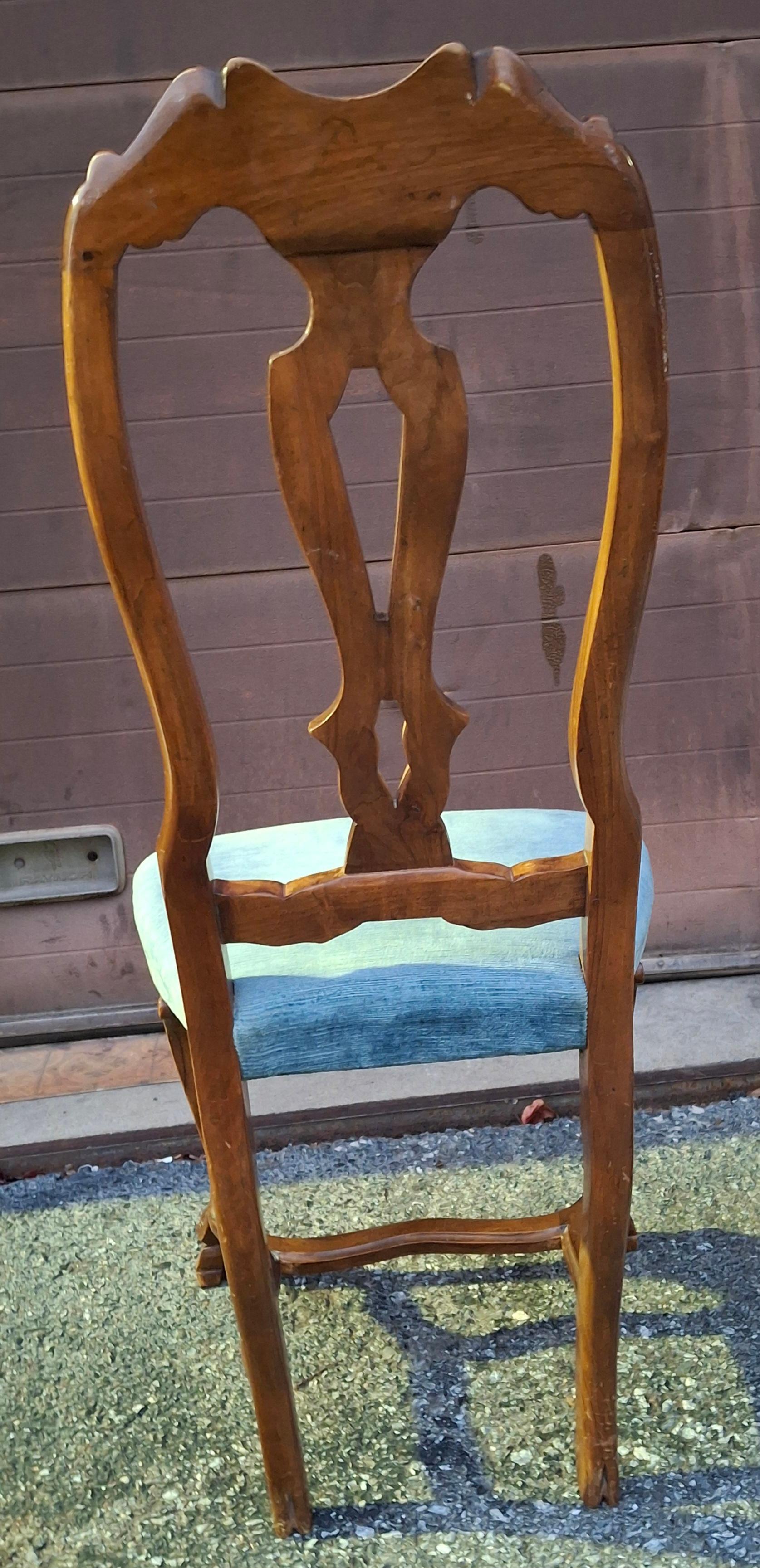 Noyer Pair Italian Provincial Style Carved Walnut and Upholstered Side Chairs en vente