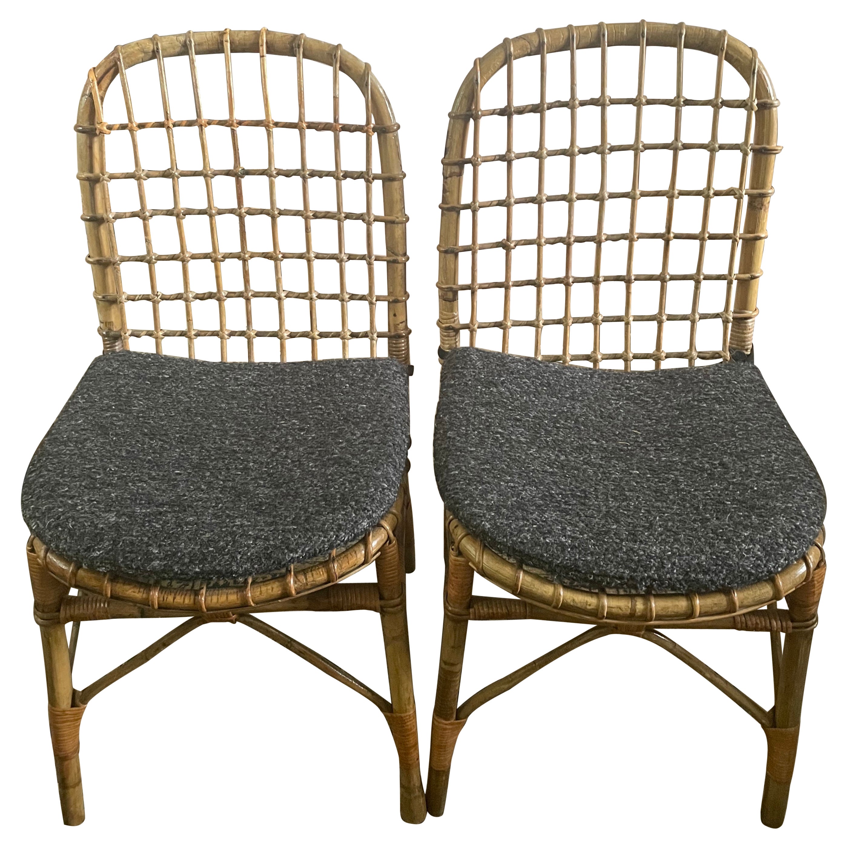 Coppia di sedie in rattan italiano. Elegante coppia di poltroncine vintage in rattan biondo e vimini del Midcentury. Con cuscini di seduta in bouclé grigio con lacci. Italia, metà anni '60
Dimensioni: 19