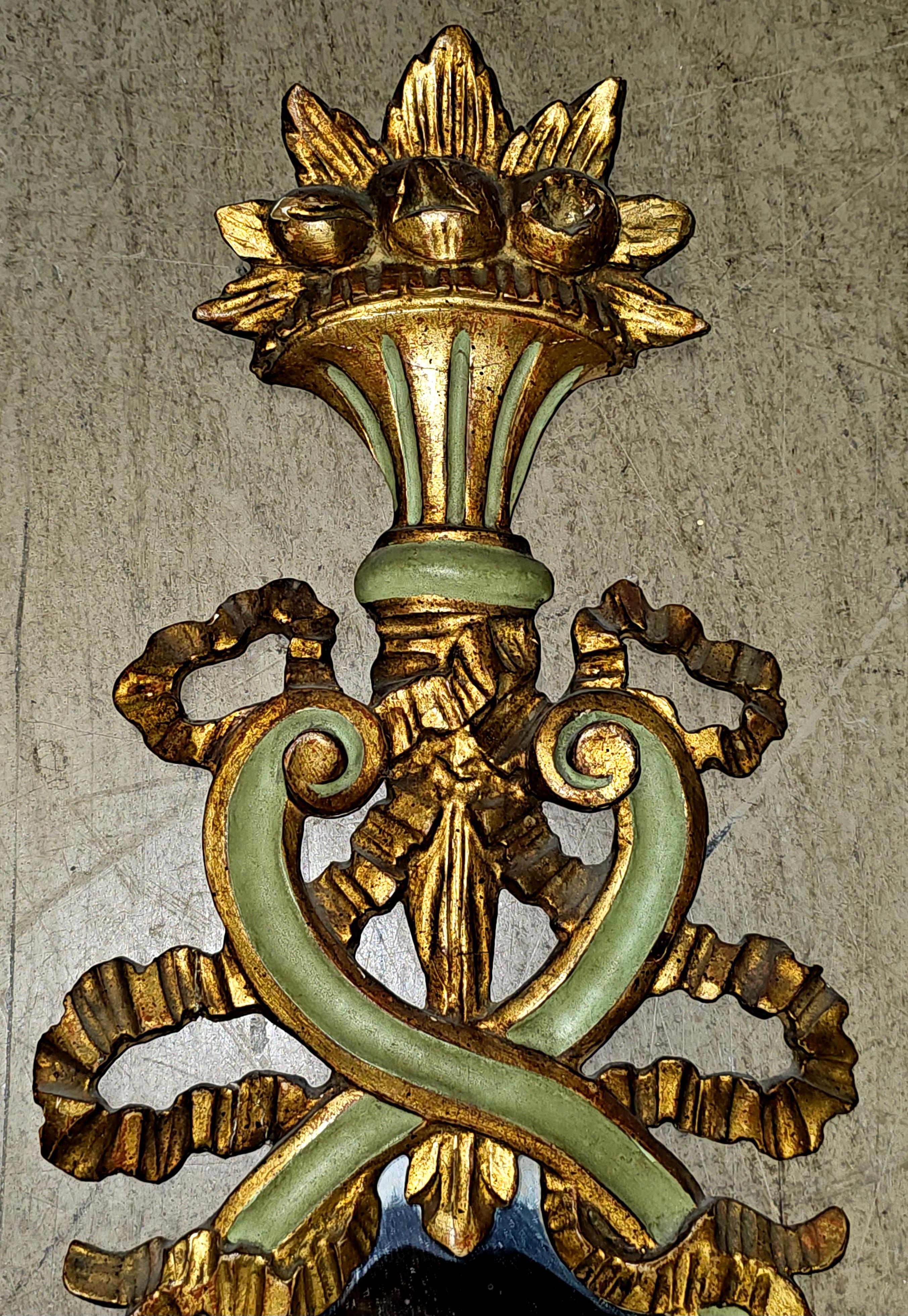 Paire d'appliques rococo italiennes à 2 lumières avec gesso doré et partiellement peint en vert en vente 3