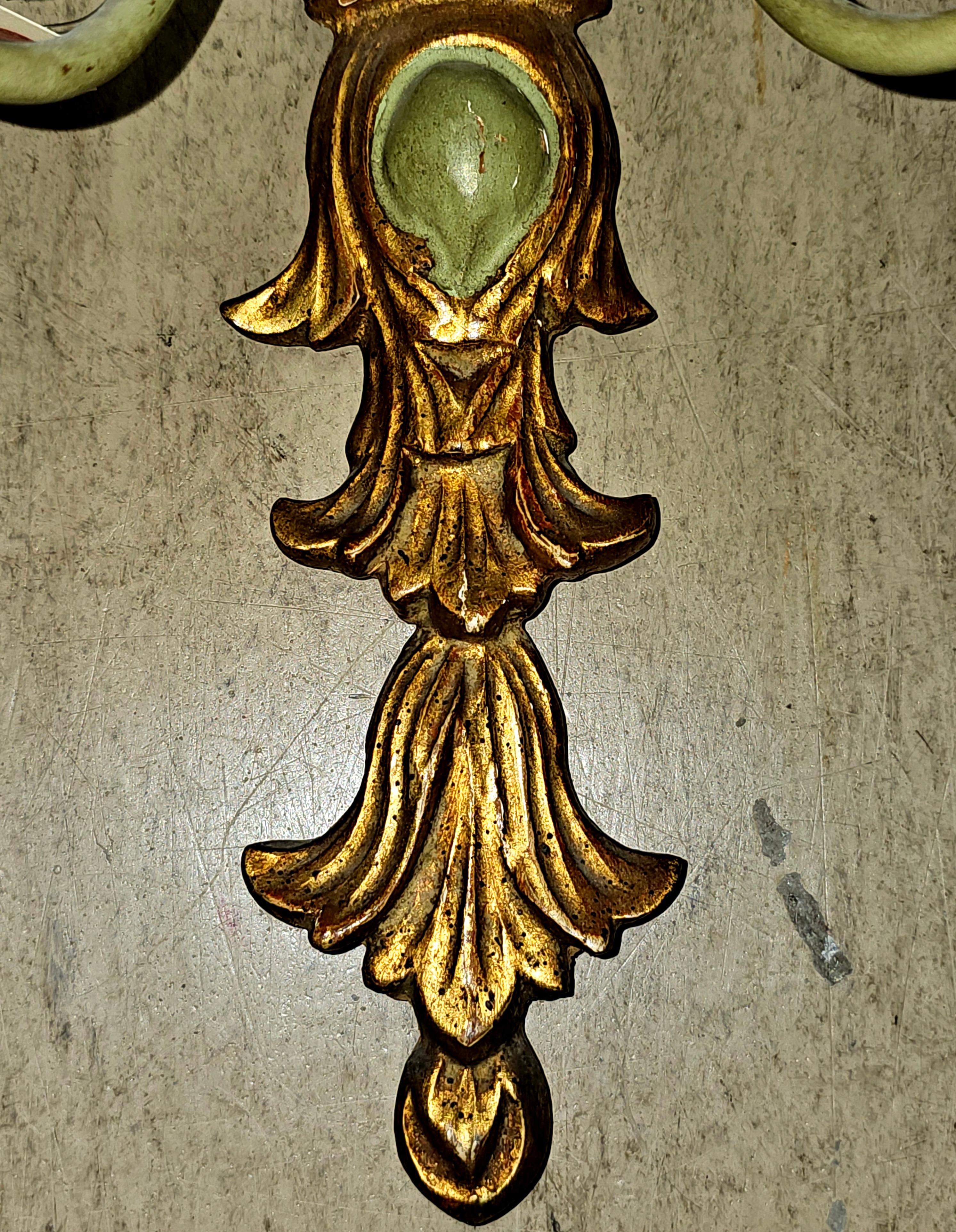 Gesso Paire d'appliques rococo italiennes à 2 lumières avec gesso doré et partiellement peint en vert en vente