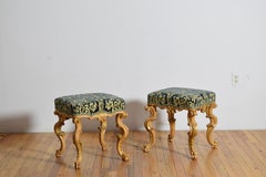 Pareja de bancos italianos de madera dorada tallada y tapizados de estilo rococó, 2ª mitad s. XIX