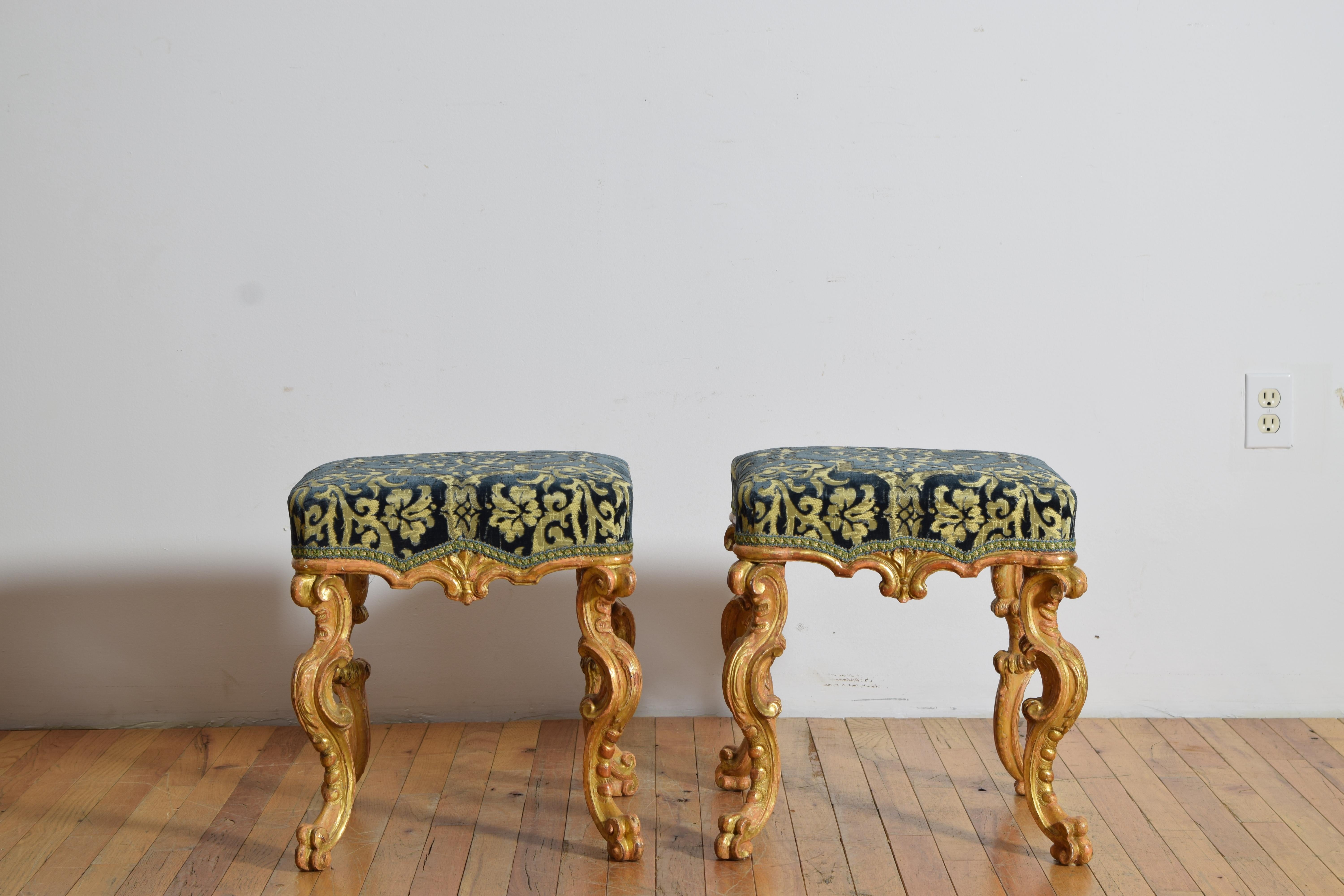 Néo-rococo Paire de bancs italiens de style rococo en bois doré sculpté et tapissé, 2e moitié du 19e siècle en vente