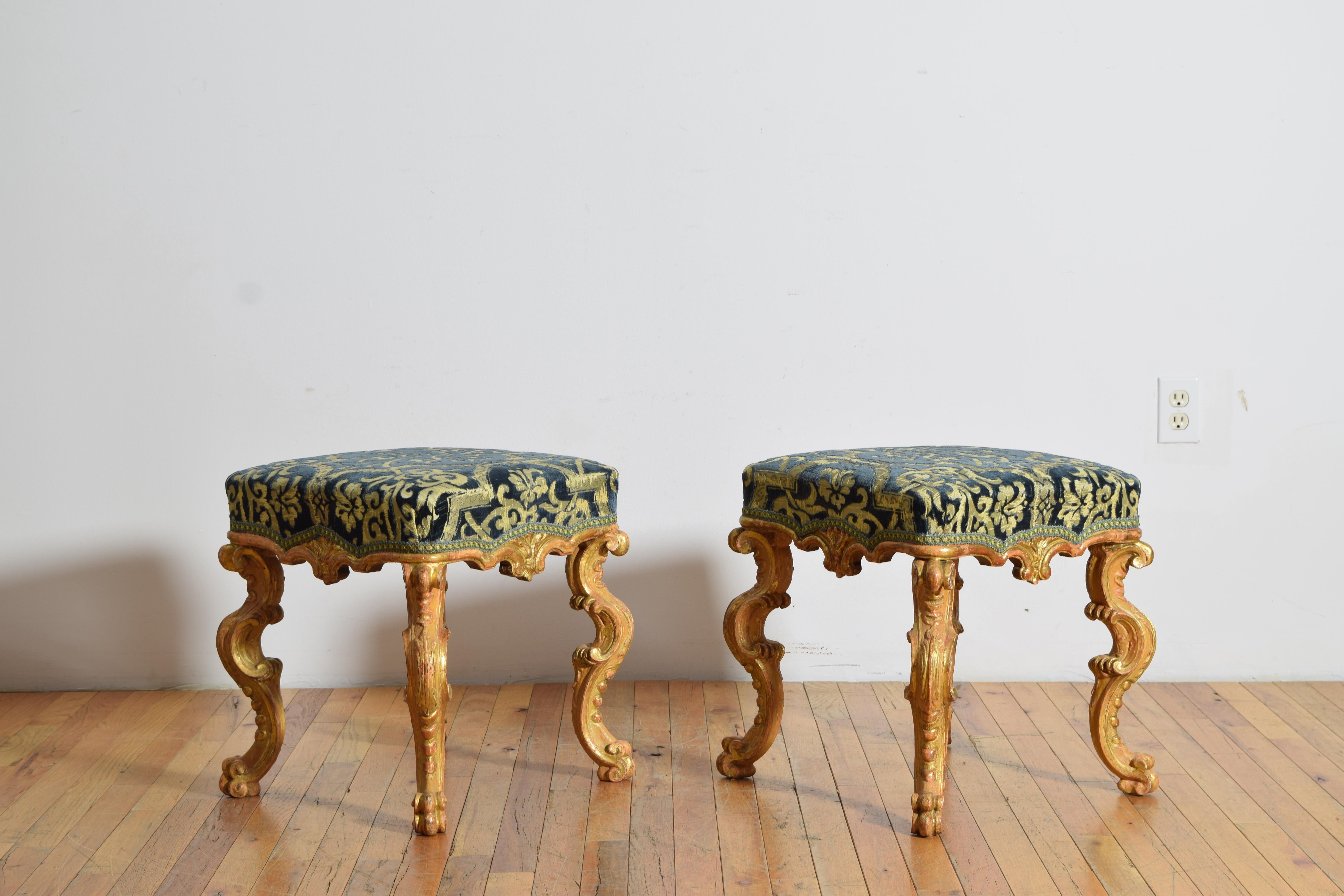 Paire de bancs italiens de style rococo en bois doré sculpté et tapissé, 2e moitié du 19e siècle Bon état - En vente à Atlanta, GA