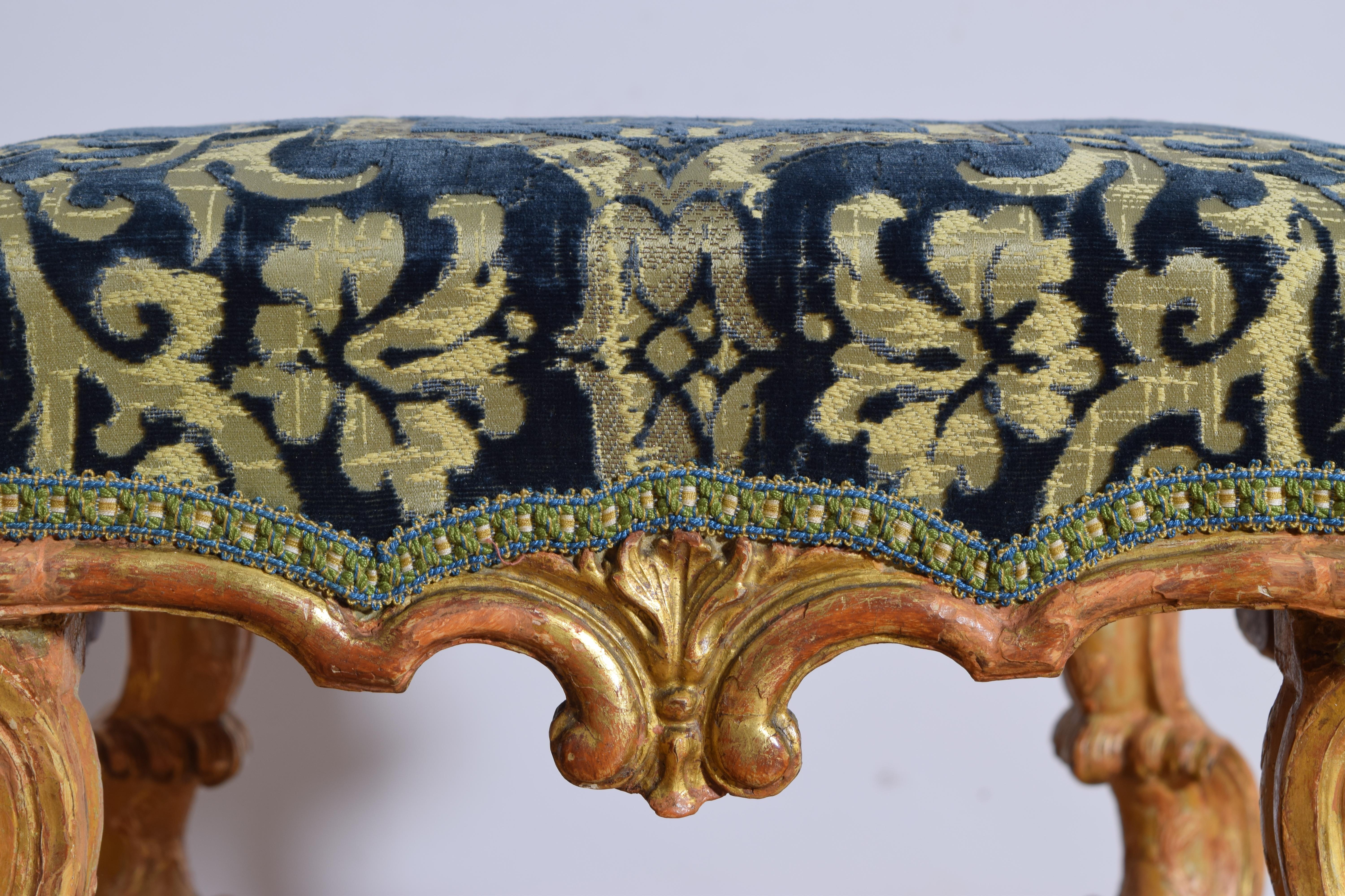 Fin du XIXe siècle Paire de bancs italiens de style rococo en bois doré sculpté et tapissé, 2e moitié du 19e siècle en vente
