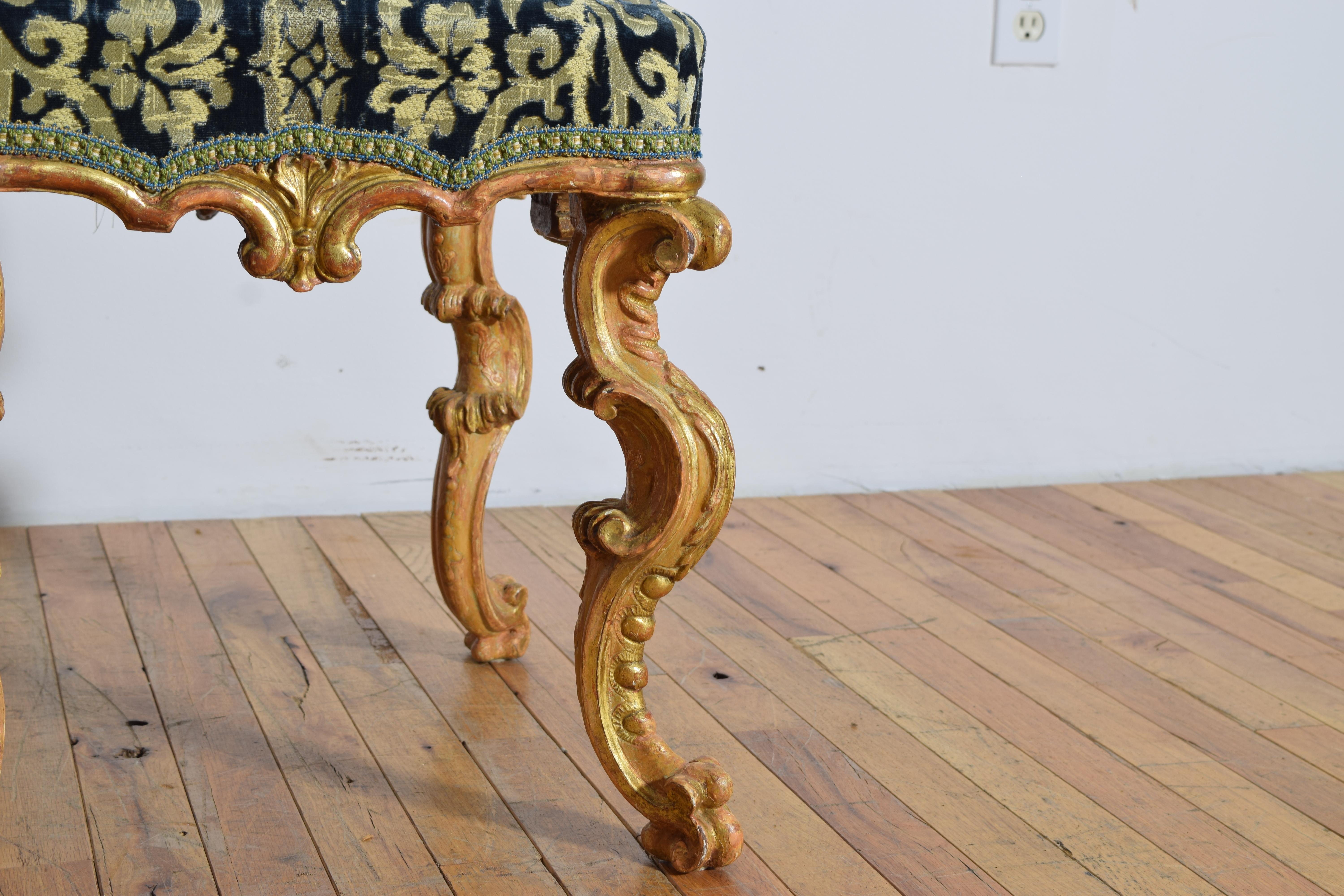Bois doré Paire de bancs italiens de style rococo en bois doré sculpté et tapissé, 2e moitié du 19e siècle en vente