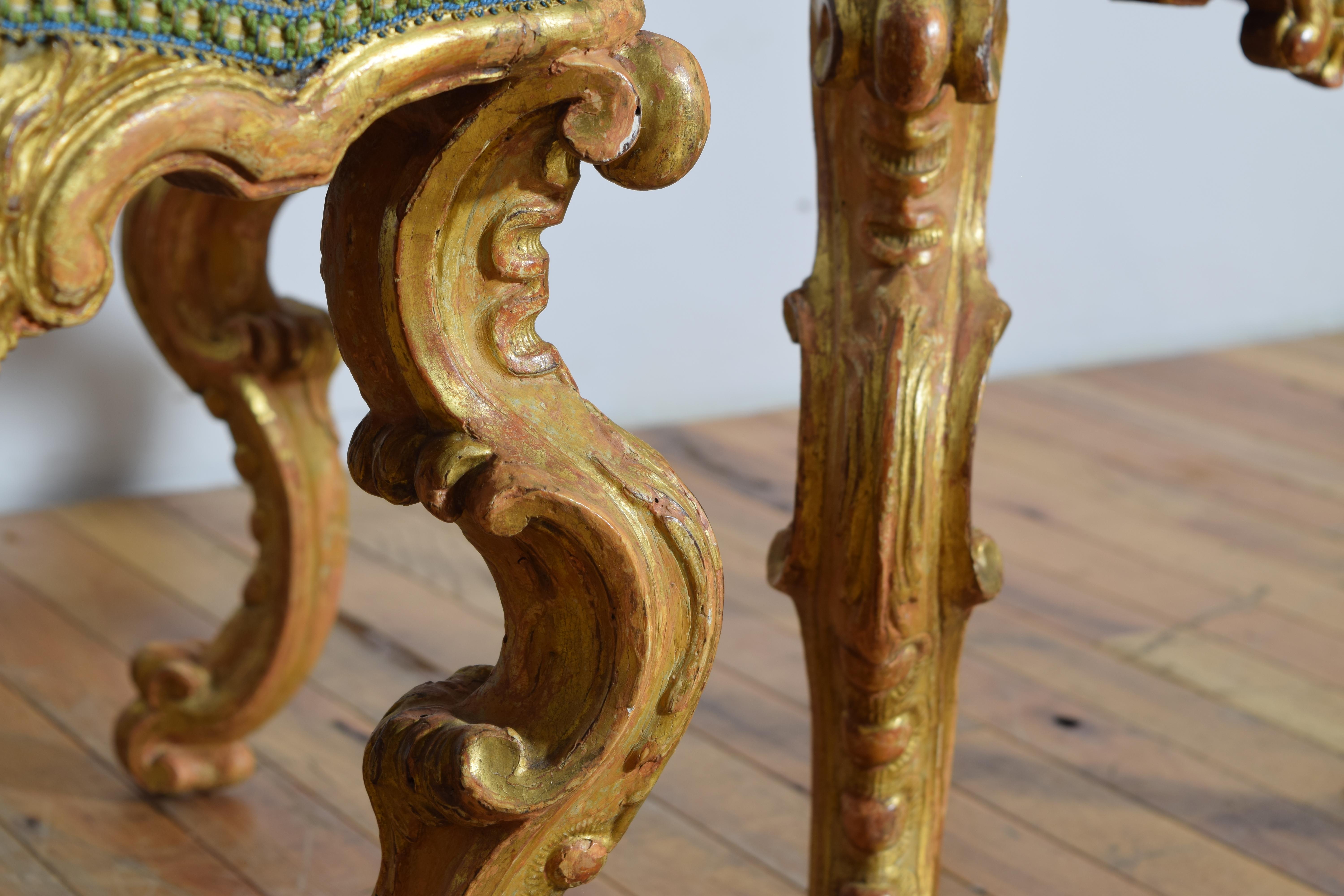 Paire de bancs italiens de style rococo en bois doré sculpté et tapissé, 2e moitié du 19e siècle en vente 1