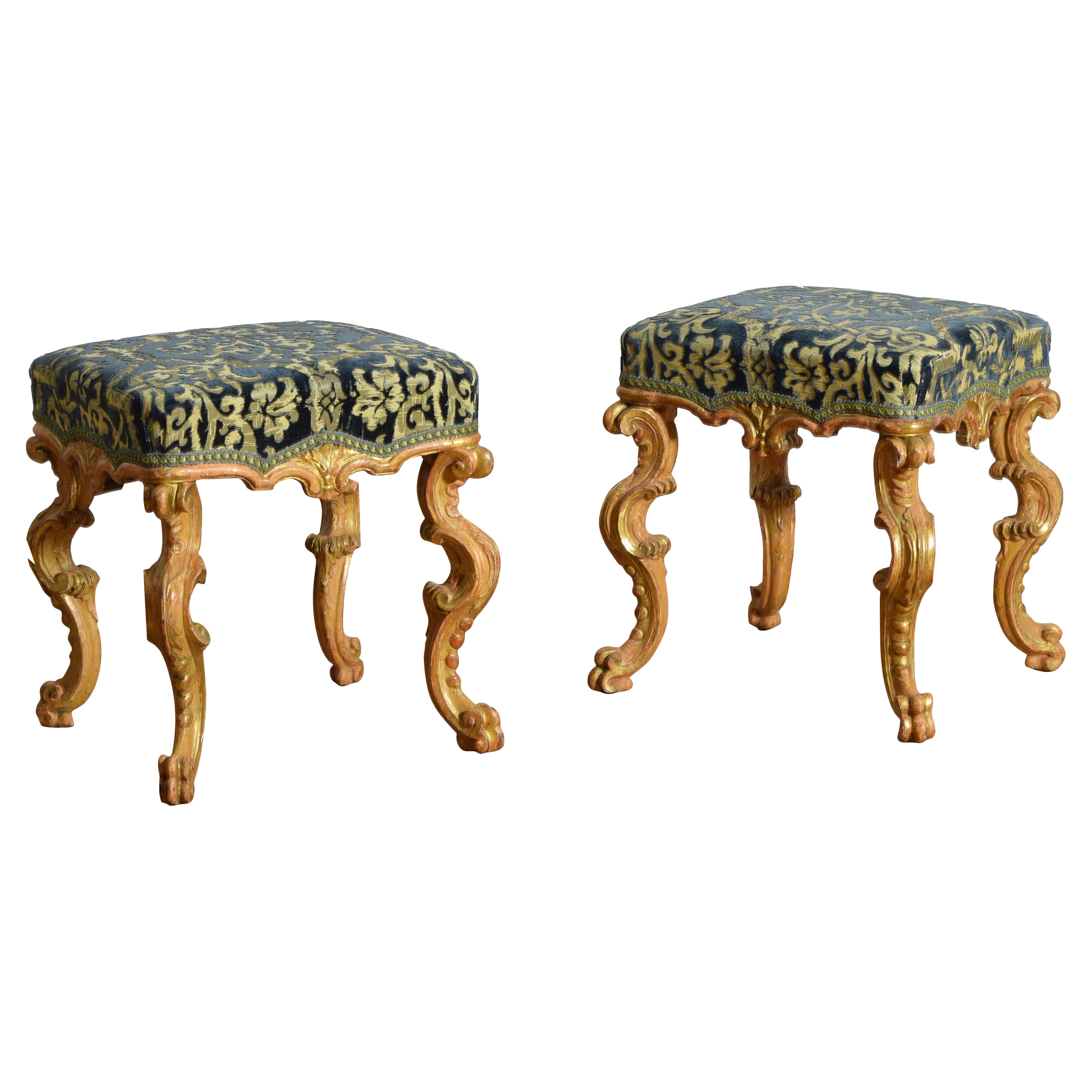 Paire de bancs italiens de style rococo en bois doré sculpté et tapissé, 2e moitié du 19e siècle en vente