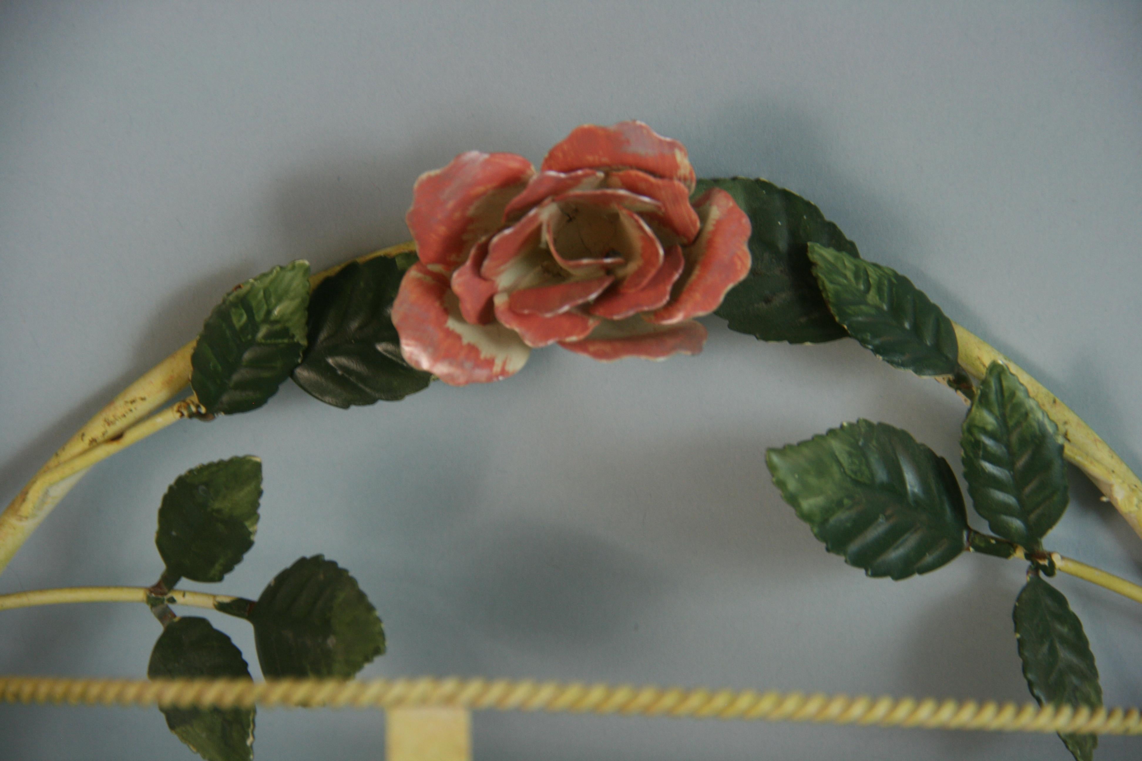 Paar italienische Rosen und Blätter Wandtaschen/Dekorationen (Mitte des 20. Jahrhunderts) im Angebot