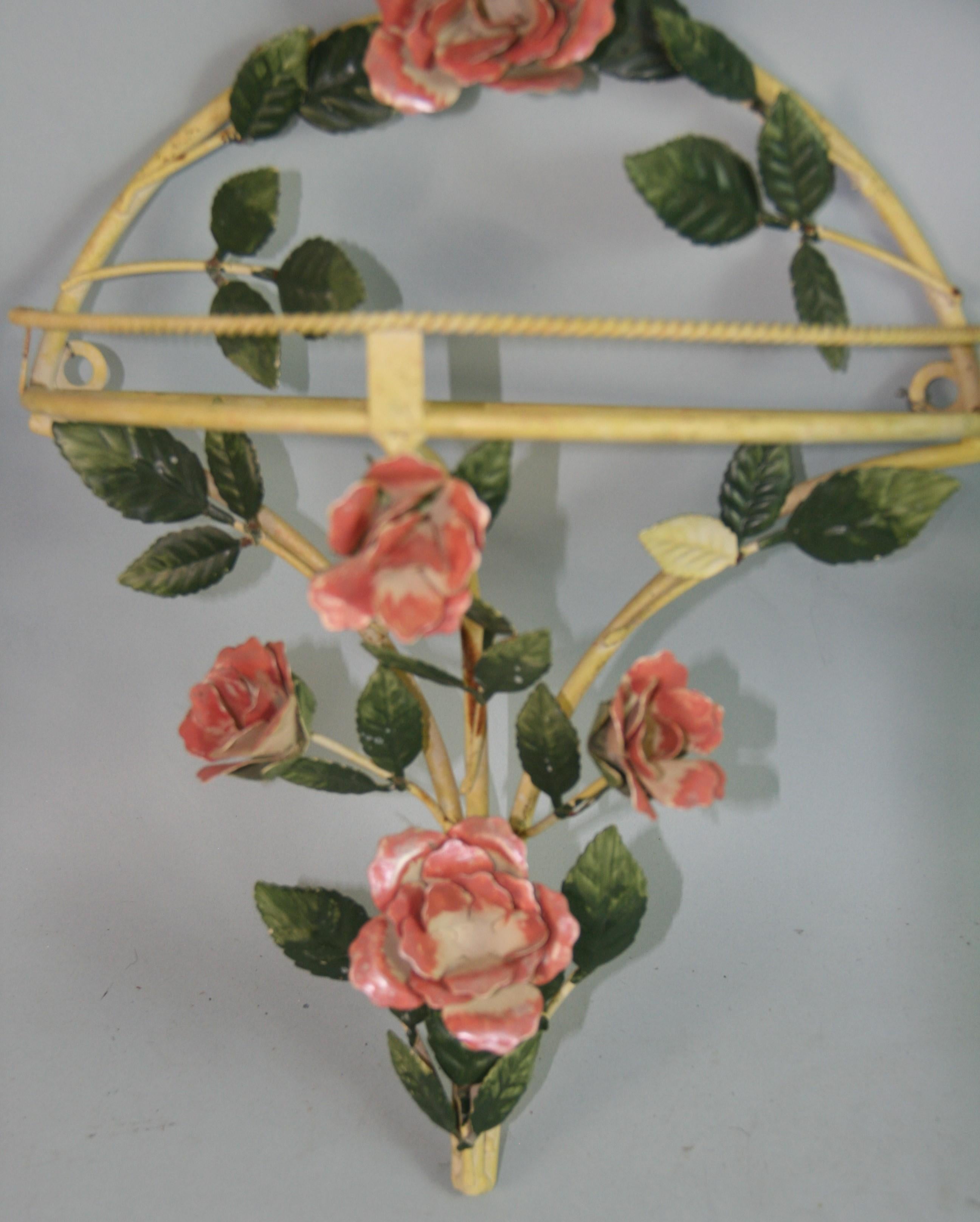 Métal Paire de poches murales/décorations italiennes roses et feuilles en vente