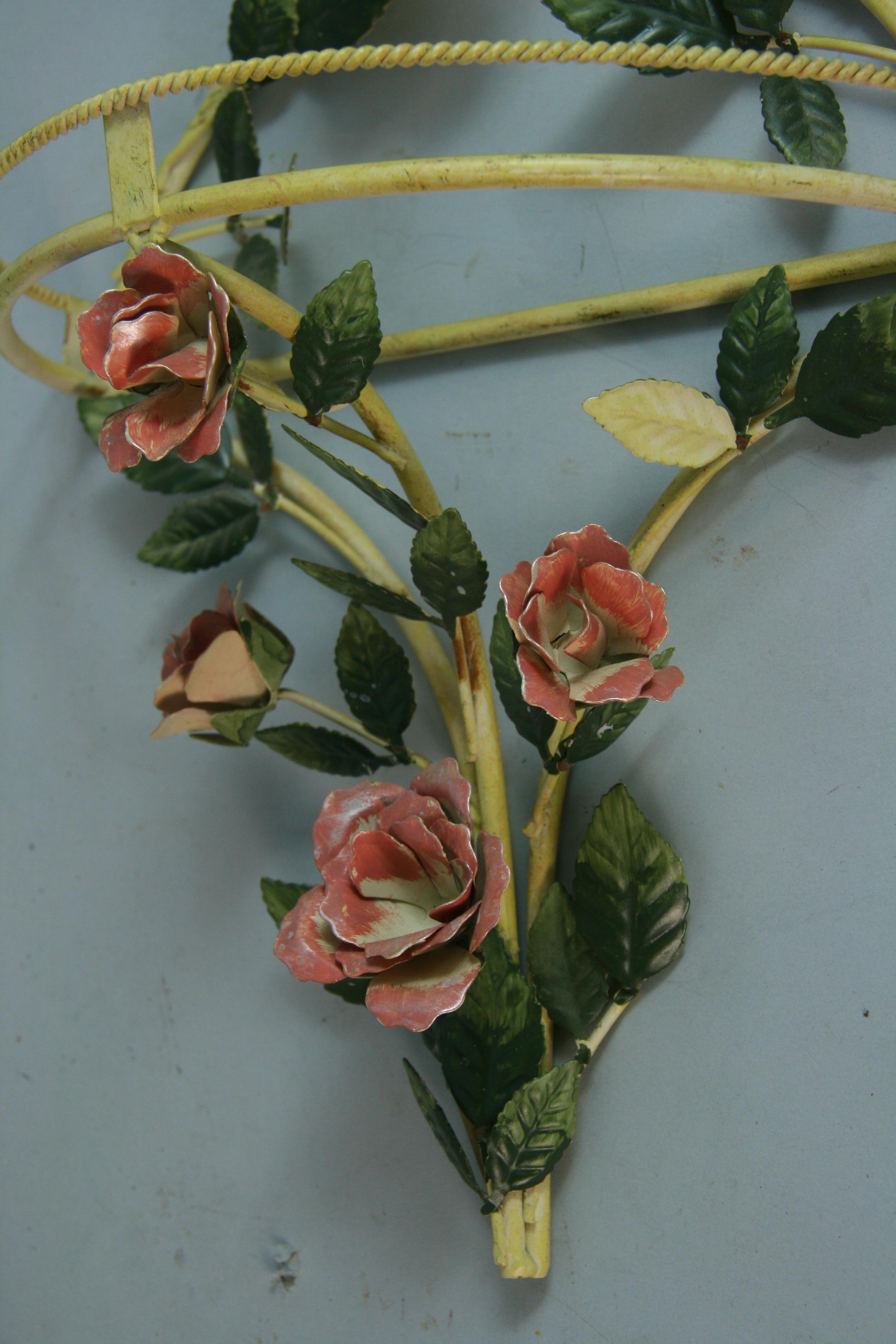 Paire de poches murales/décorations italiennes roses et feuilles en vente 2
