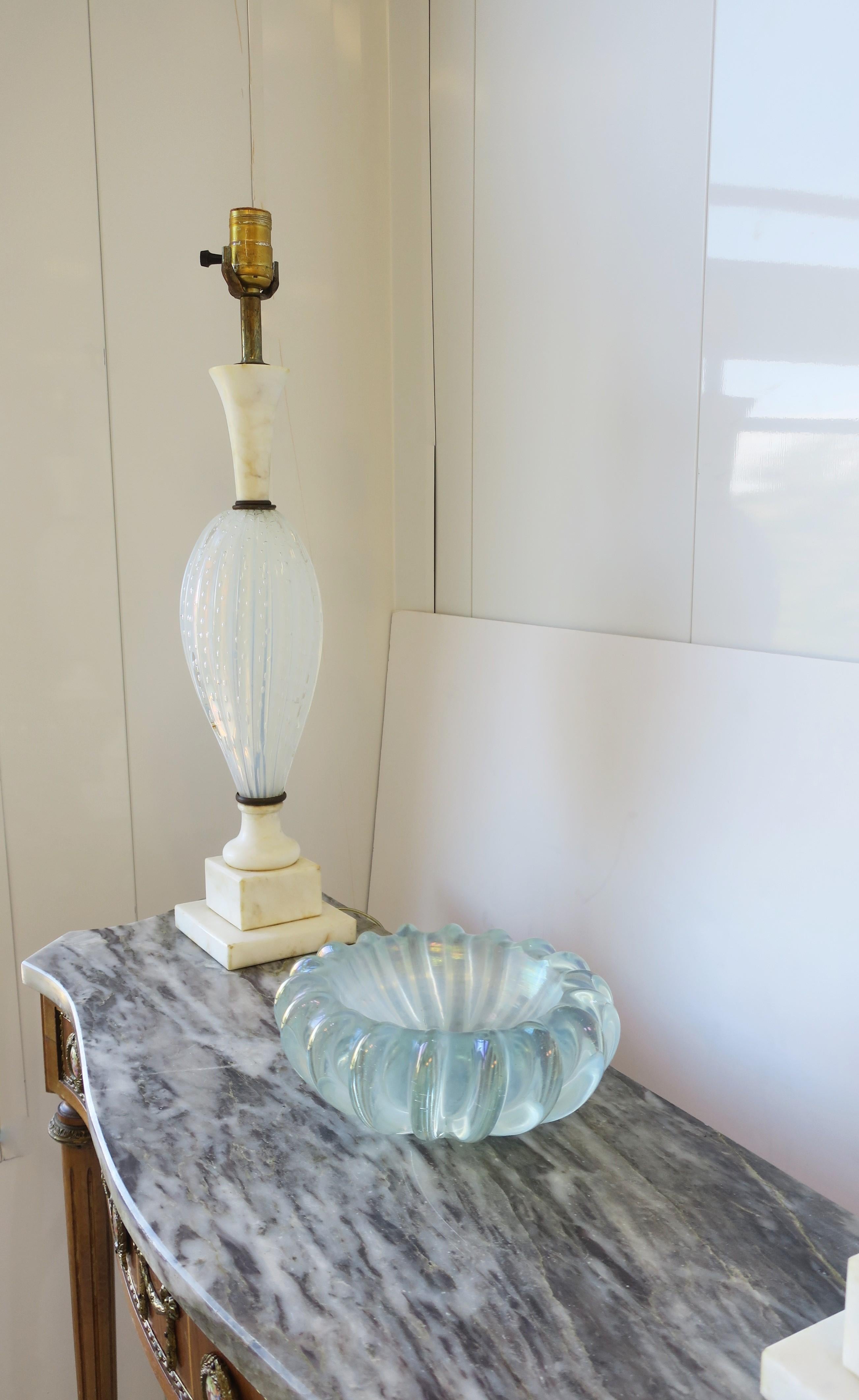 Italienische italienische Seguso-Tischlampen aus weißem Muranoglas und Marmor, Paar 9