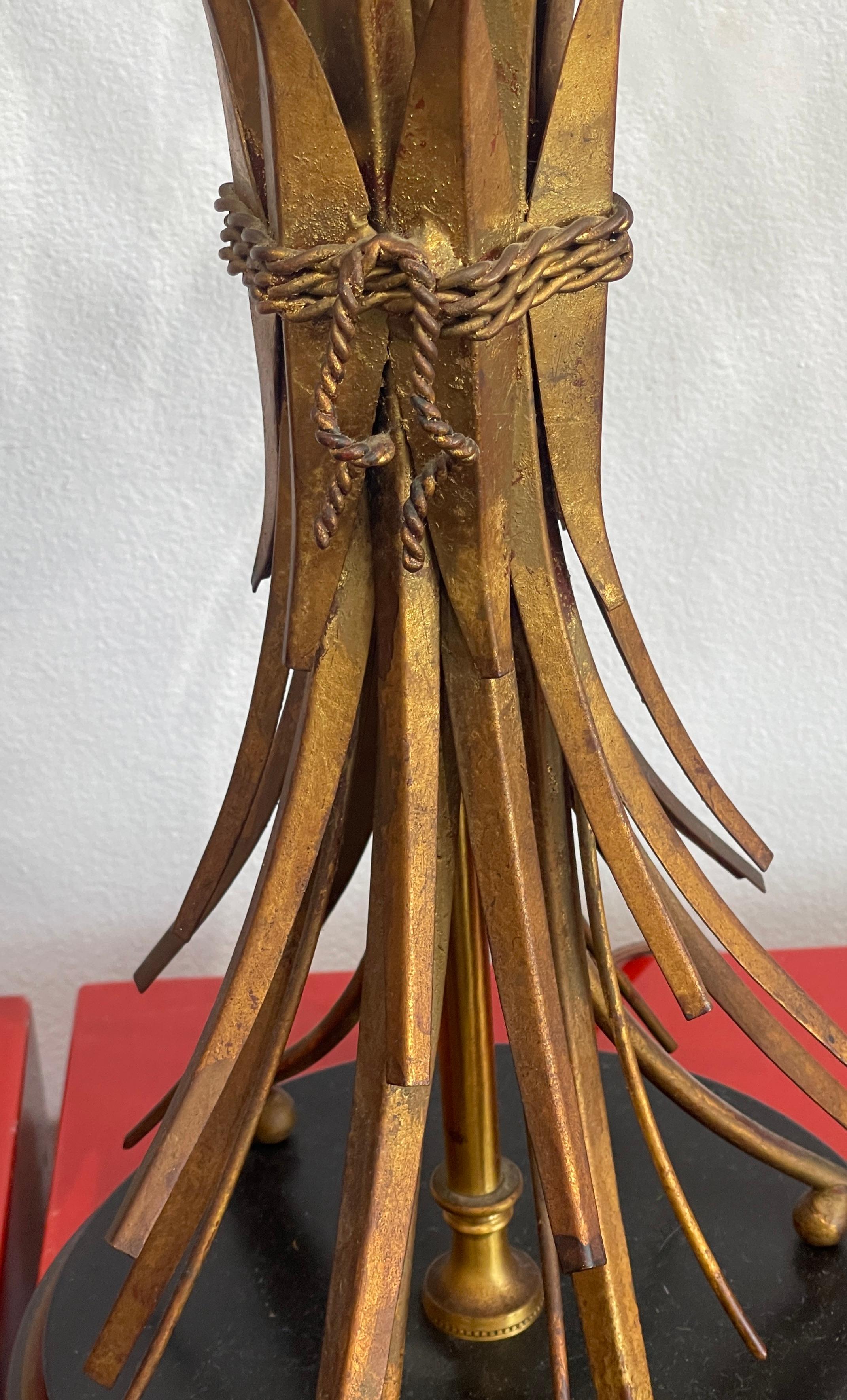 Métal Paire de lampes de table italiennes en forme de gerbe de blé, dorées, années 1960 en vente