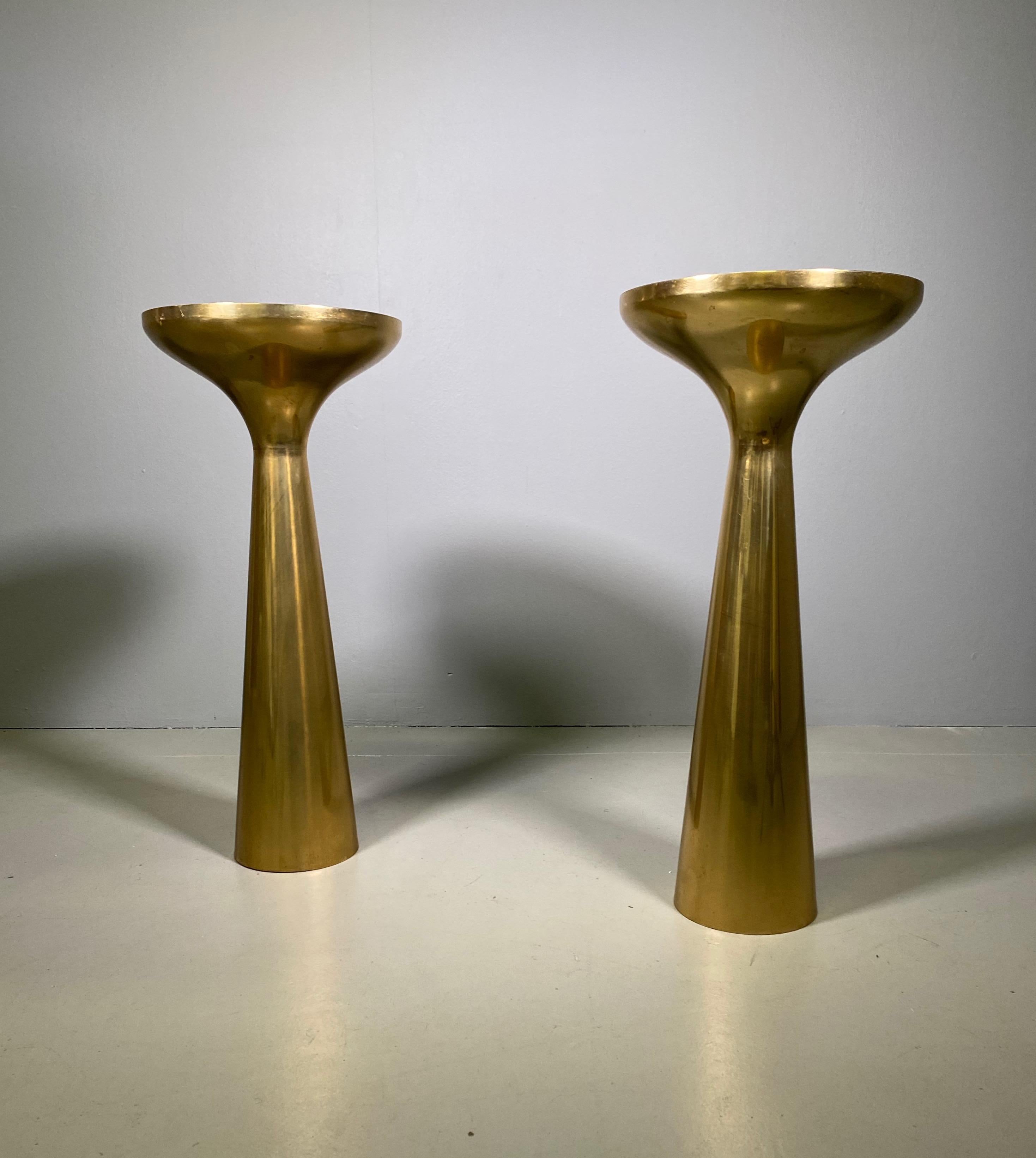 Pair of Italian side table in brass and top glass Mid-Century Modern.