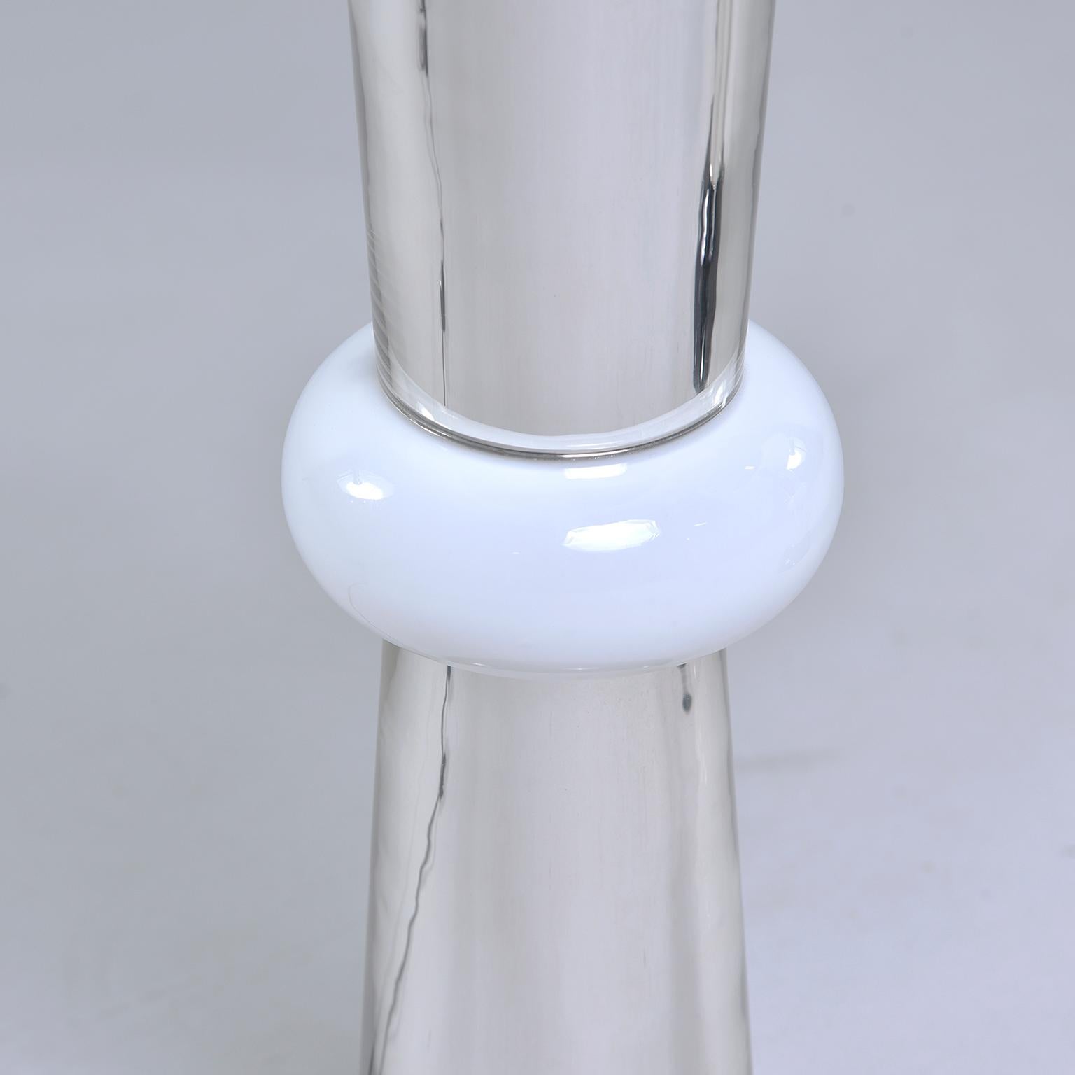 Paar italienische Lampen aus Silber und weißem Glas mit gemusterten Schirmen (Italienisch) im Angebot