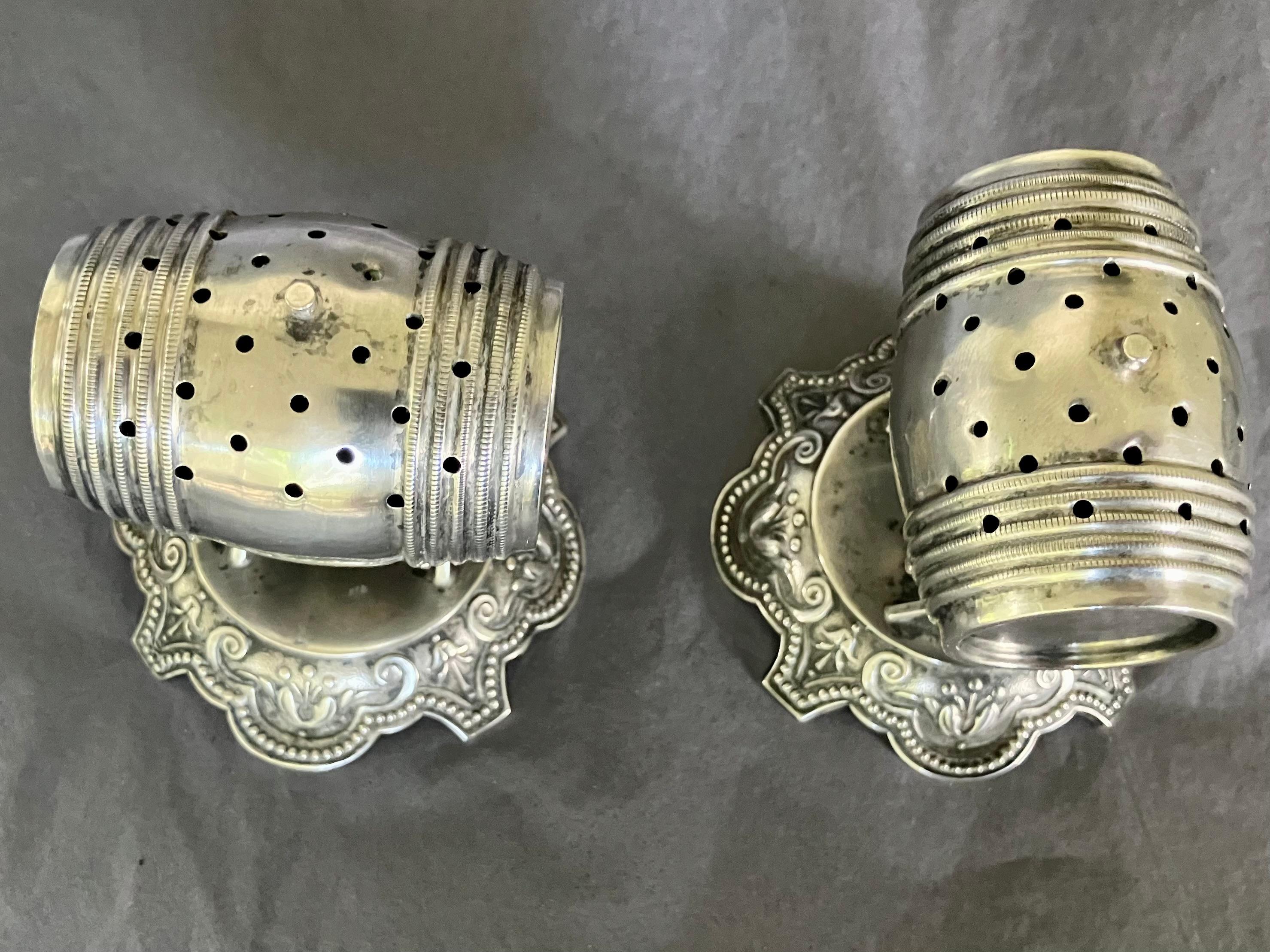 Pareja de palilleros de barril de vino de plata italiana en venta 3