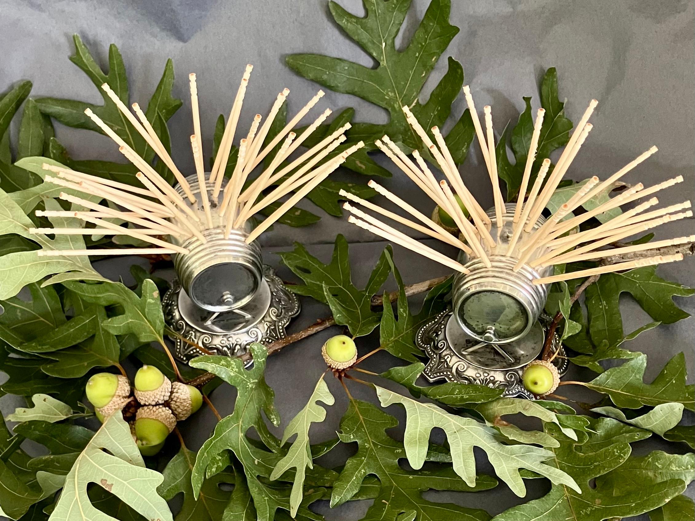 Pareja de palilleros de barril de vino de plata italiana. Antiguos adornos de mesa de plata de la época de Napoleón III en forma de dos barriles de vino / barriles de cerveza sobre soportes en forma de camilla modelados de forma realista con grifos