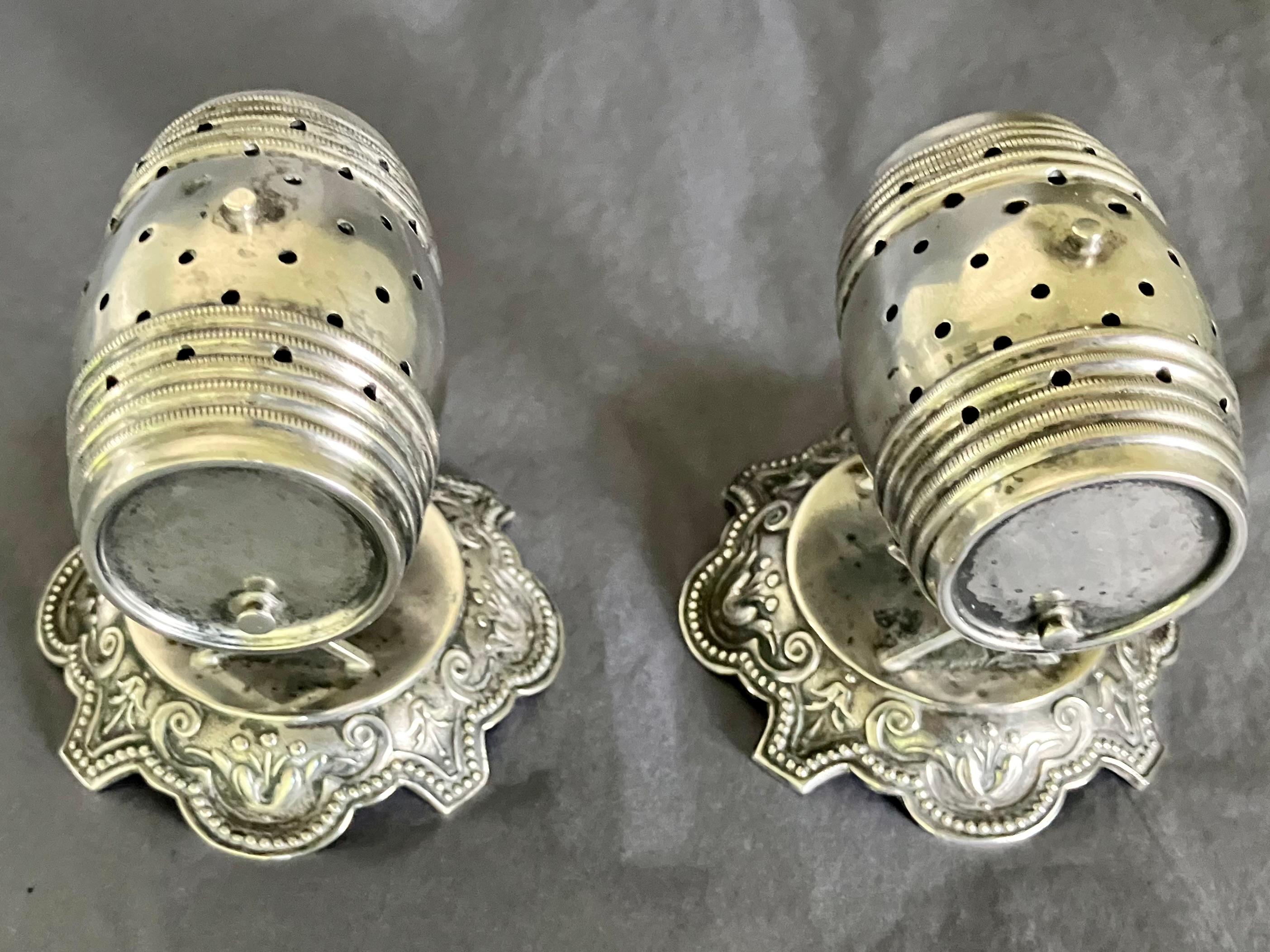 Pareja de palilleros de barril de vino de plata italiana Napoleón III en venta
