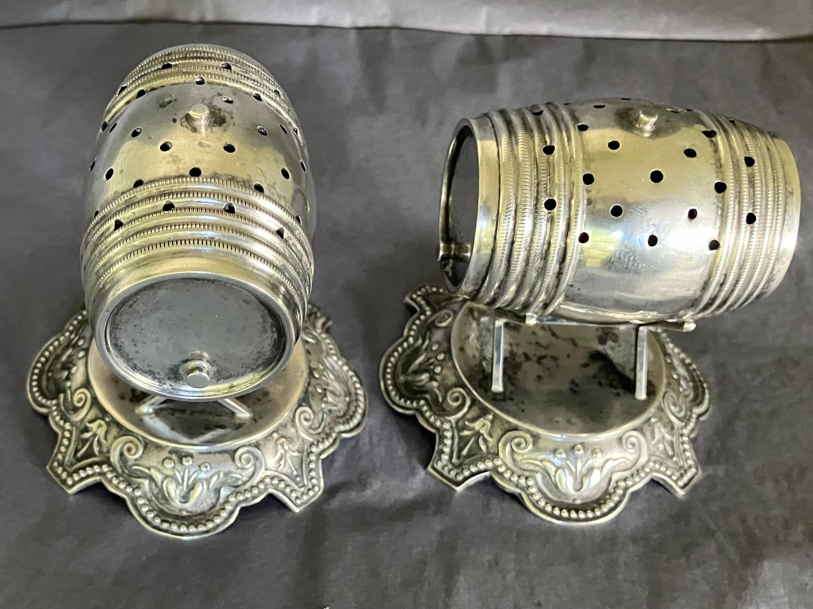 Pareja de palilleros de barril de vino de plata italiana siglo XIX en venta