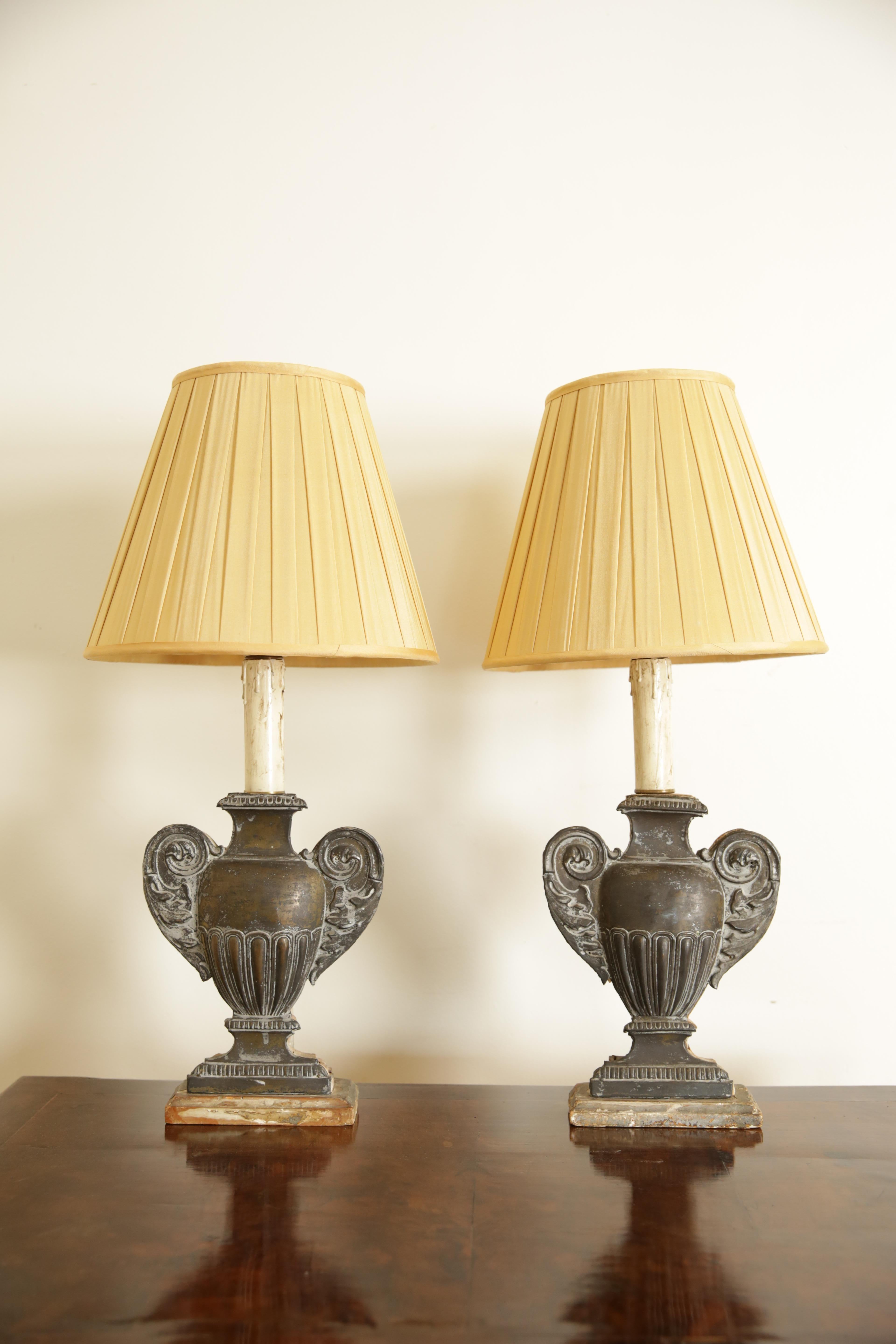 Chaque urne en laiton argenté avec poignées a probablement été conçue à l'origine comme une urne d'autel décorative, avec des bases tapissées de velours et maintenant montées comme lampes de table,  hauteur telle que photographiée avec l'abat-jour
