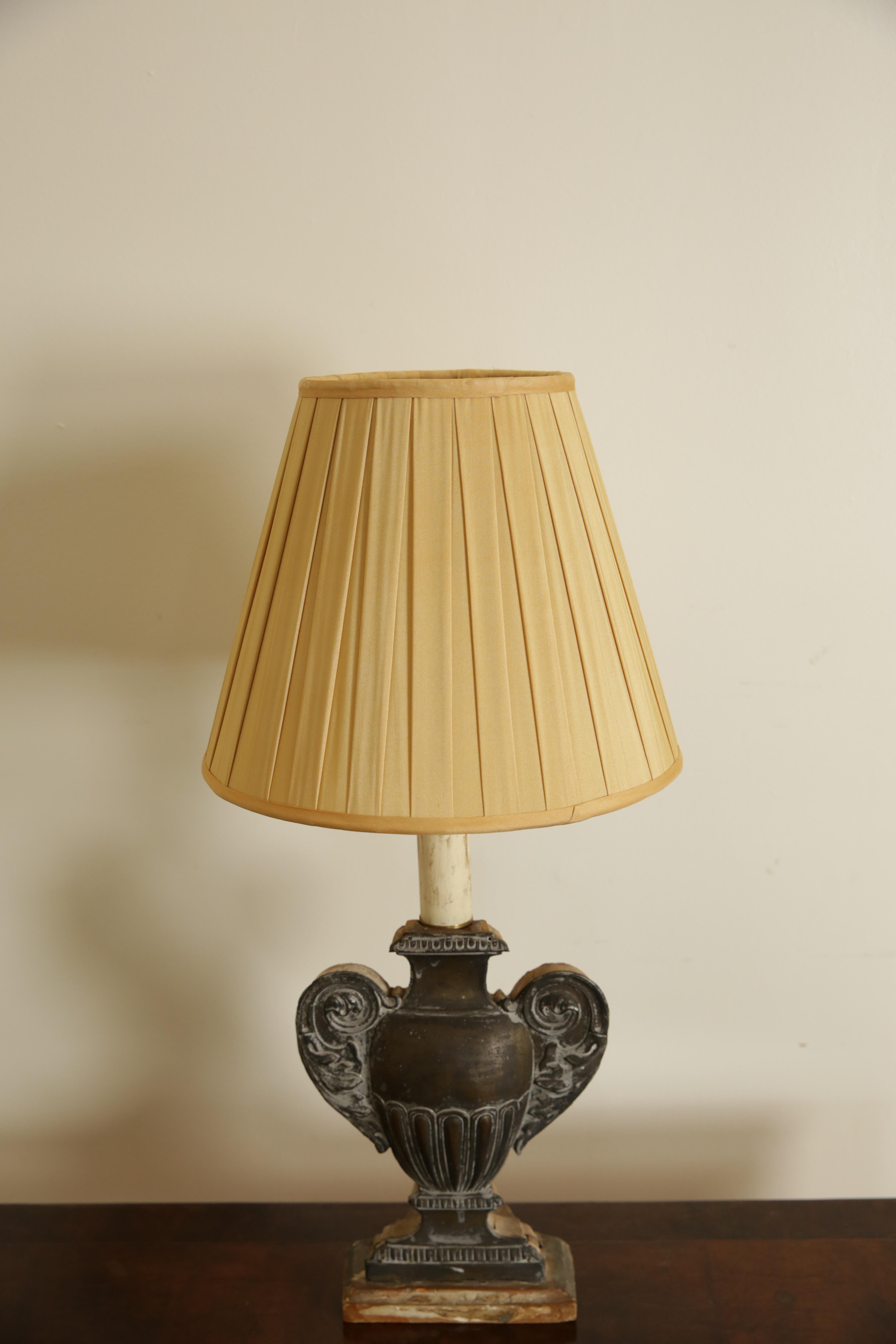 Baroque Paire de lampes de table en forme d'urne en laiton argenté du début du 18e siècle en vente