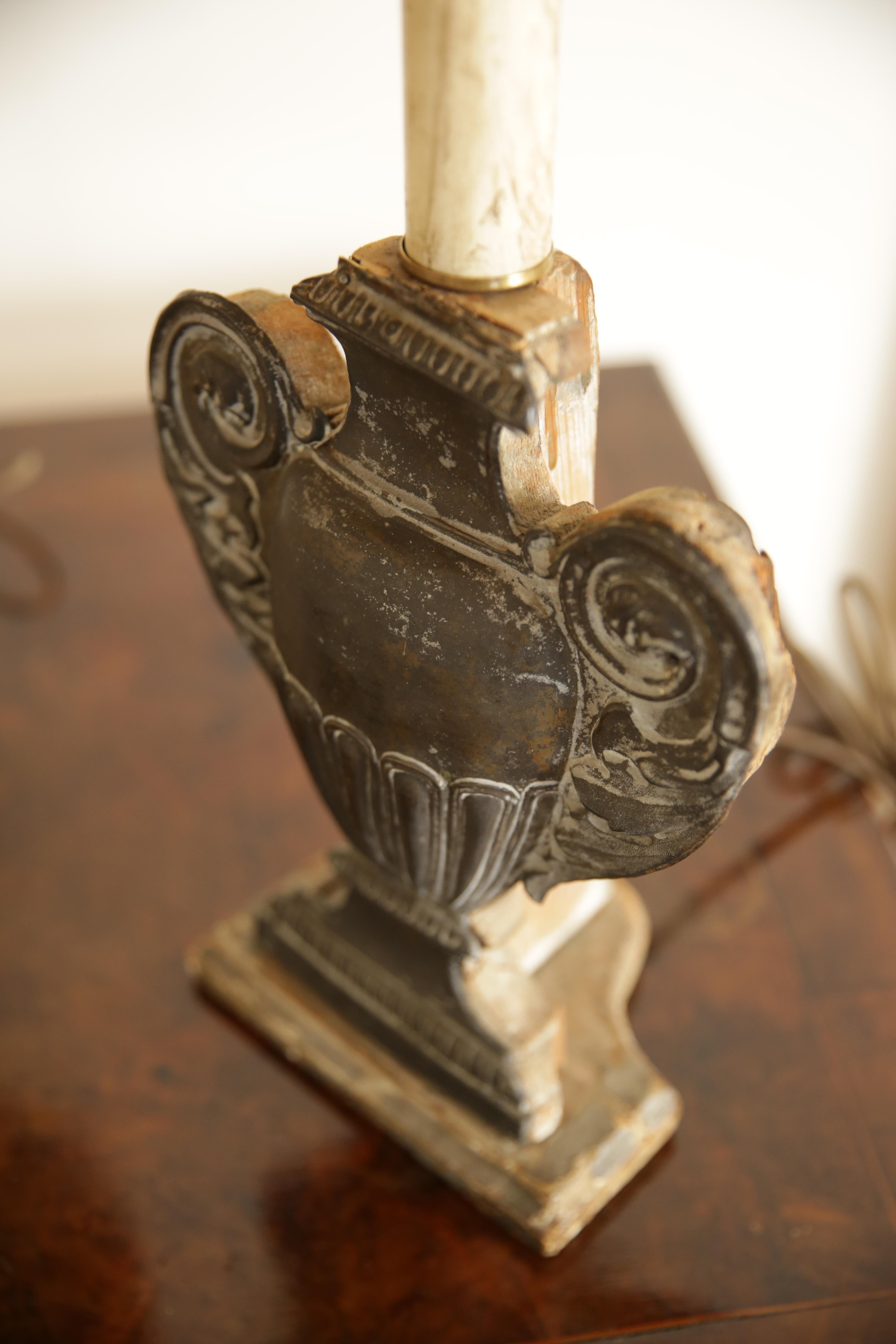 Argenté Paire de lampes de table en forme d'urne en laiton argenté du début du 18e siècle en vente