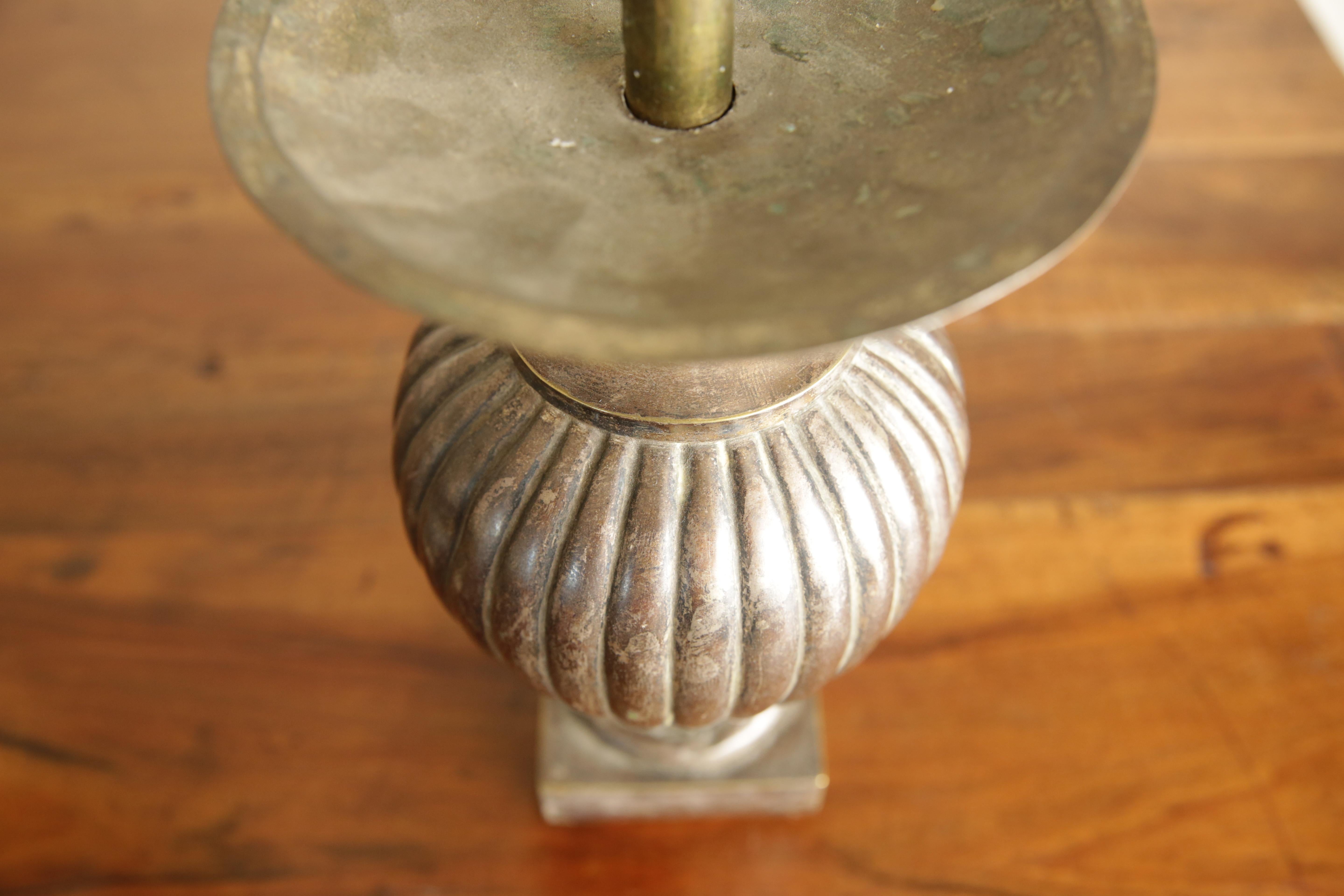 Metallo Coppia di portacandele a forma di urna in metallo argentato, primo quarto del XIX secolo. in vendita
