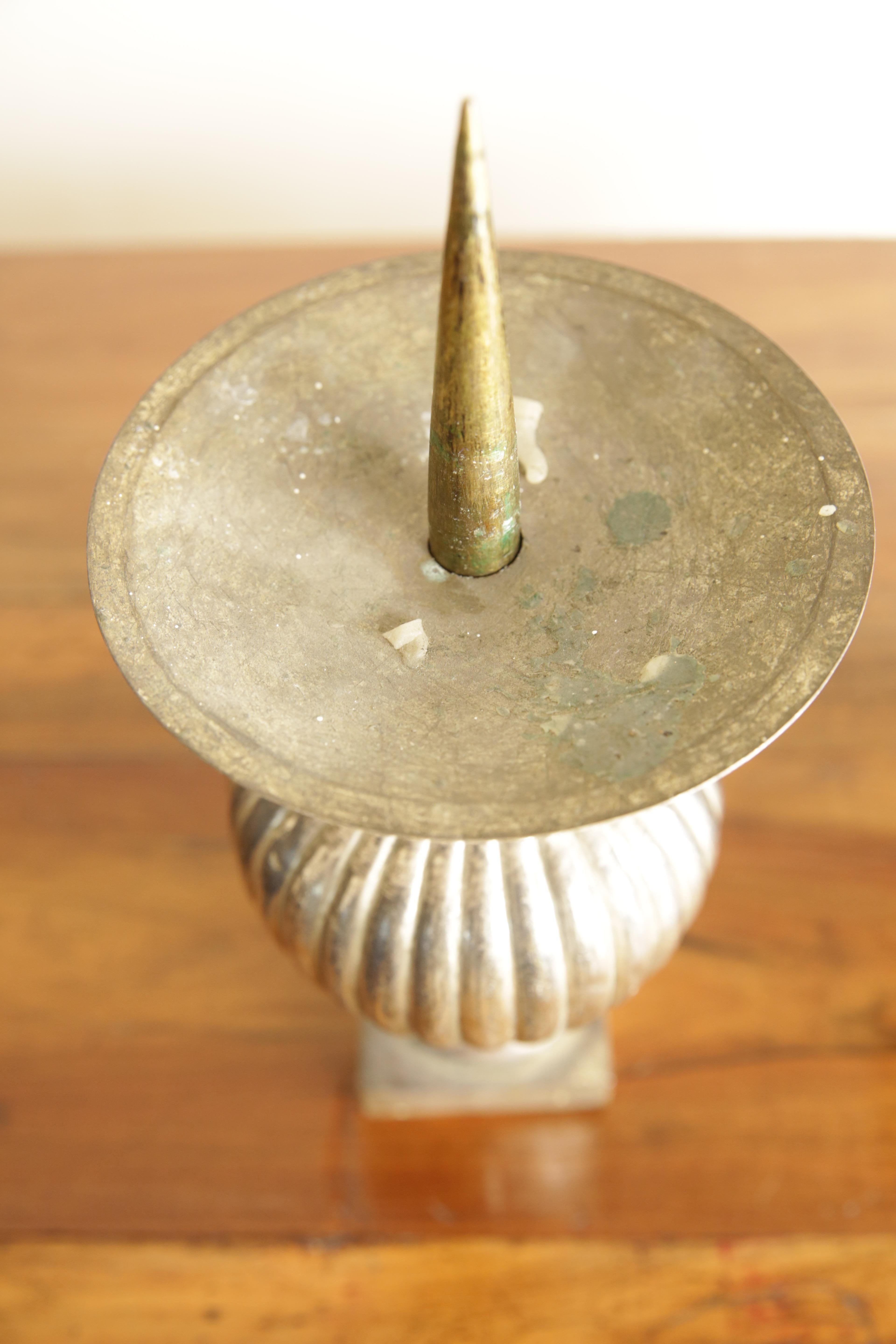 Coppia di portacandele a forma di urna in metallo argentato, primo quarto del XIX secolo. in vendita 1