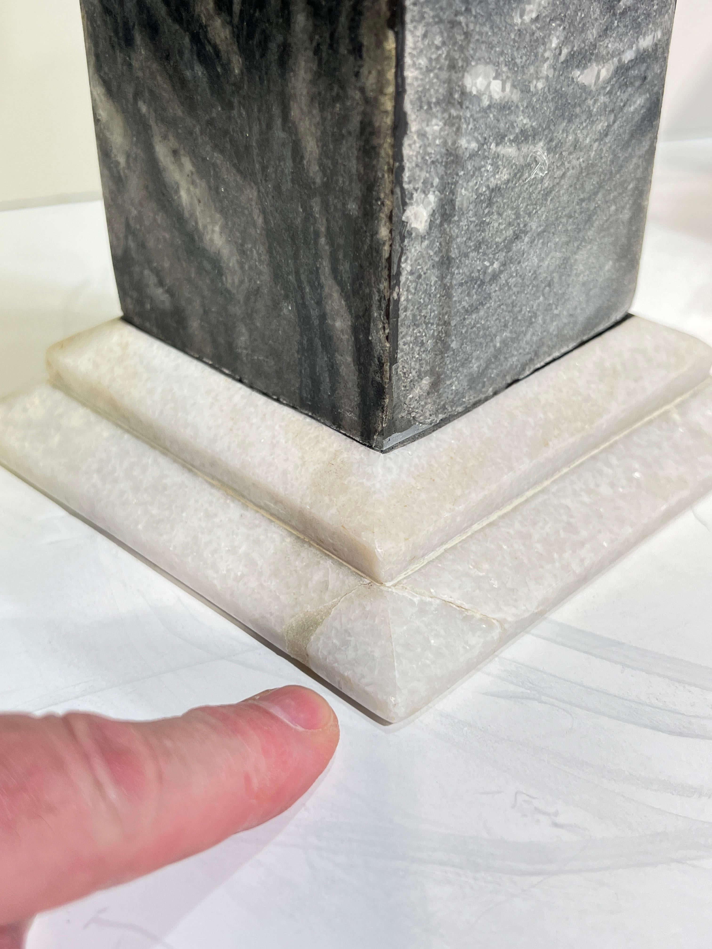 XX secolo Pair Italian Specimen Marble Obelisks in vendita