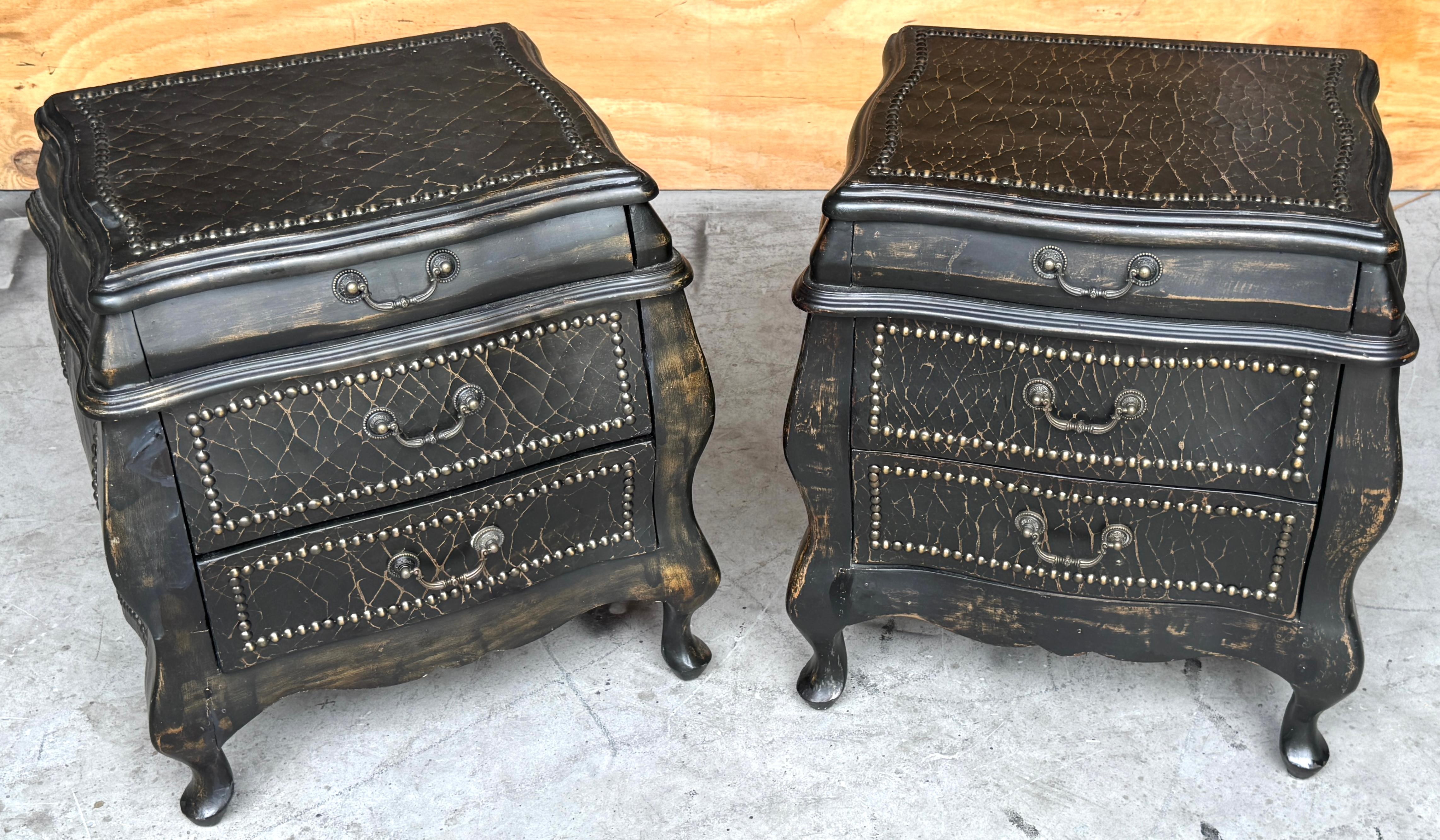 Coppia di Comodini a bombe in lacca nera in stile italiano con decorazioni a chiodo e tre cassetti

Una coppia audace e affascinante di comodini a forma di bombe realizzati in stile italiano, che si distinguono per la loro silhouette sinuosa, la