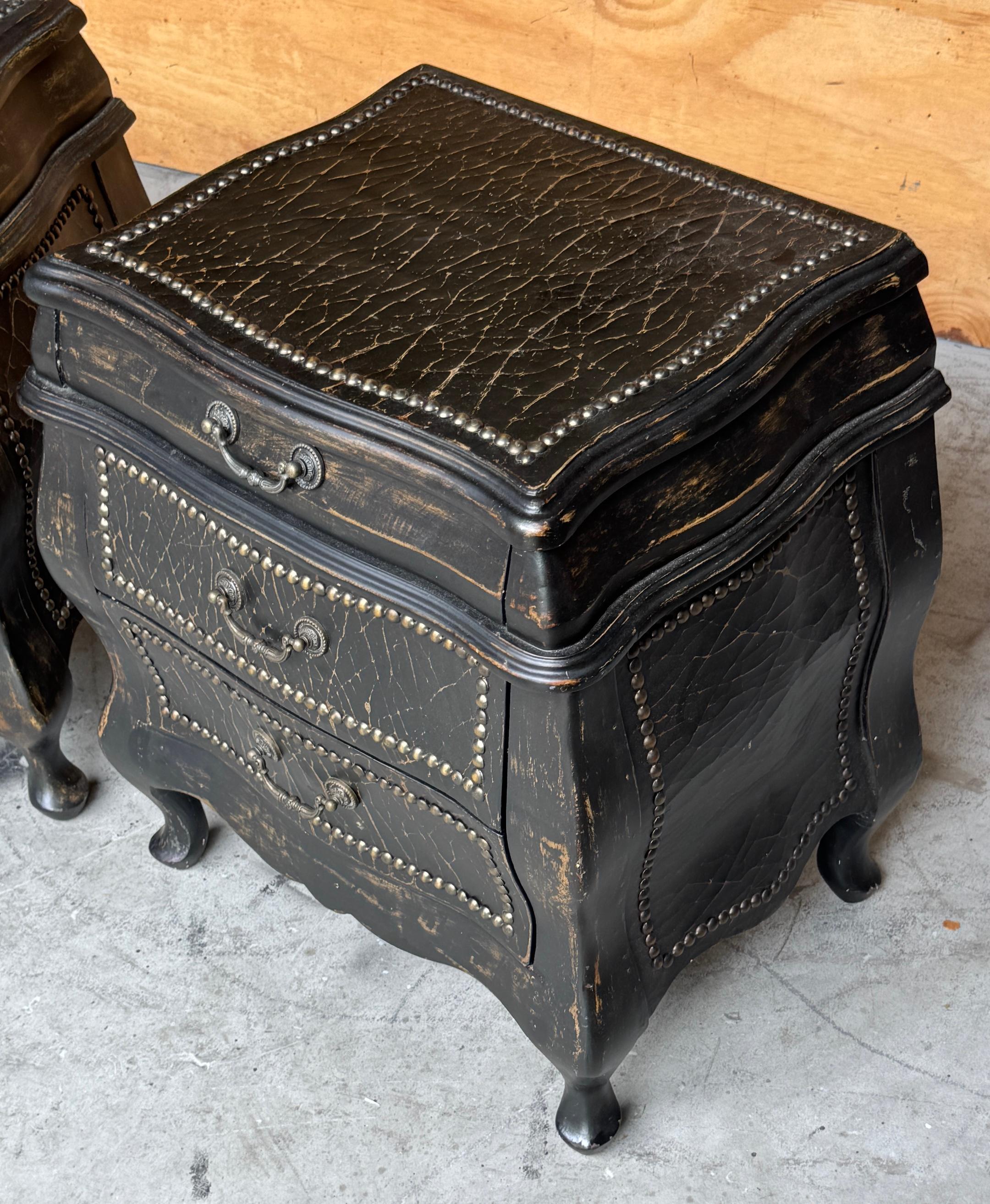 Neoclassico Coppia di comodini/tavolini in stile italiano con bombe e chiodi in lacca nera in vendita