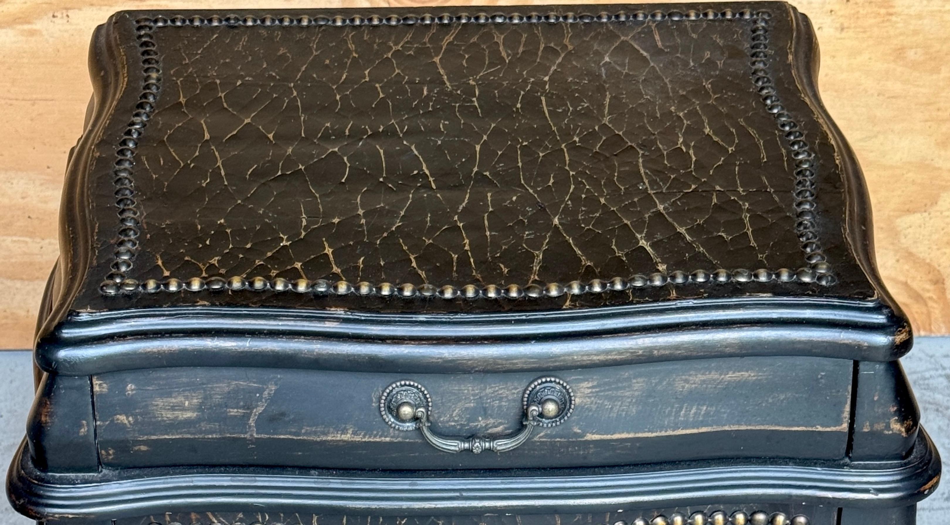 Intagliato Coppia di comodini/tavolini in stile italiano con bombe e chiodi in lacca nera in vendita