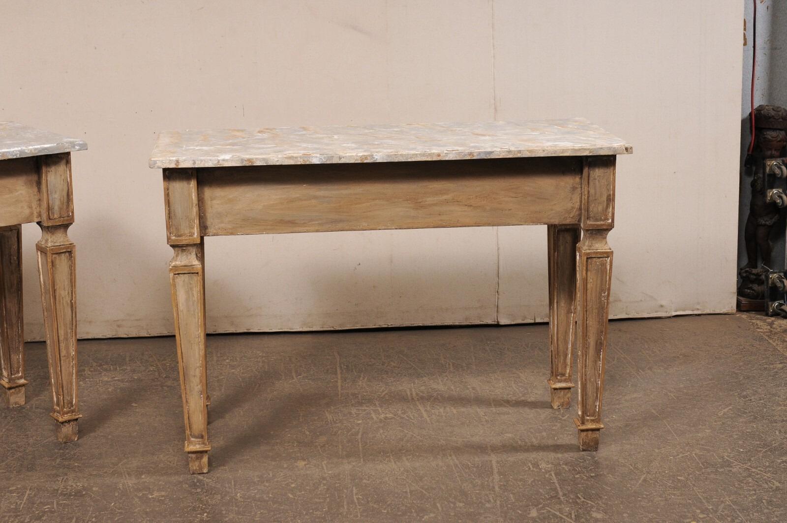 Pareja de Consolas de Madera Tallada de Estilo Italiano con Tapas de Faux-Mármol Pintado en venta 5