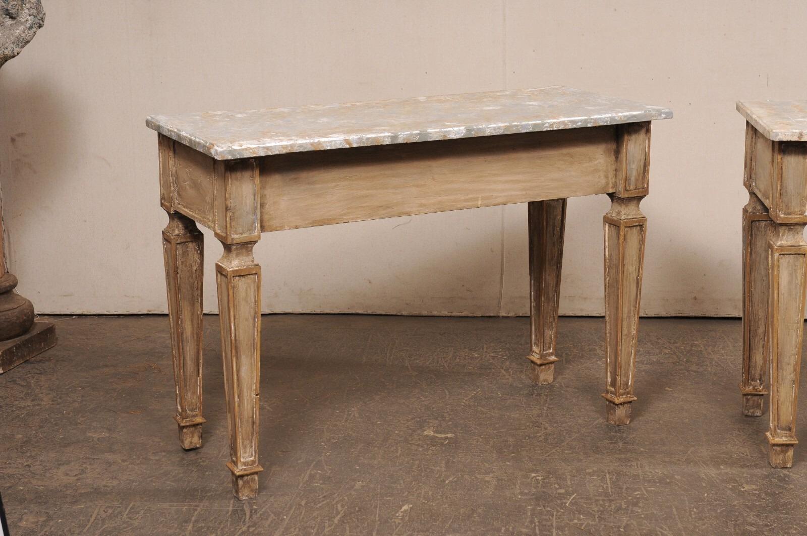 Pareja de Consolas de Madera Tallada de Estilo Italiano con Tapas de Faux-Mármol Pintado en venta 6