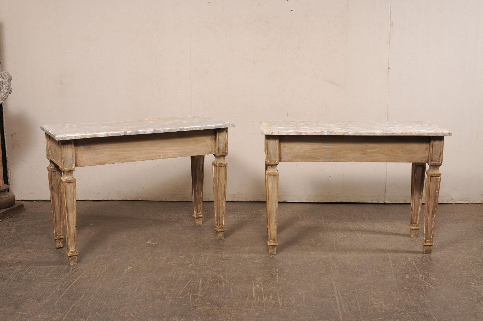 Pareja de Consolas de Madera Tallada de Estilo Italiano con Tapas de Faux-Mármol Pintado en venta 7