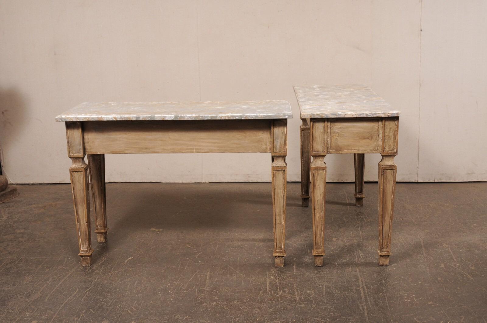 Pareja de Consolas de Madera Tallada de Estilo Italiano con Tapas de Faux-Mármol Pintado Estadounidense en venta