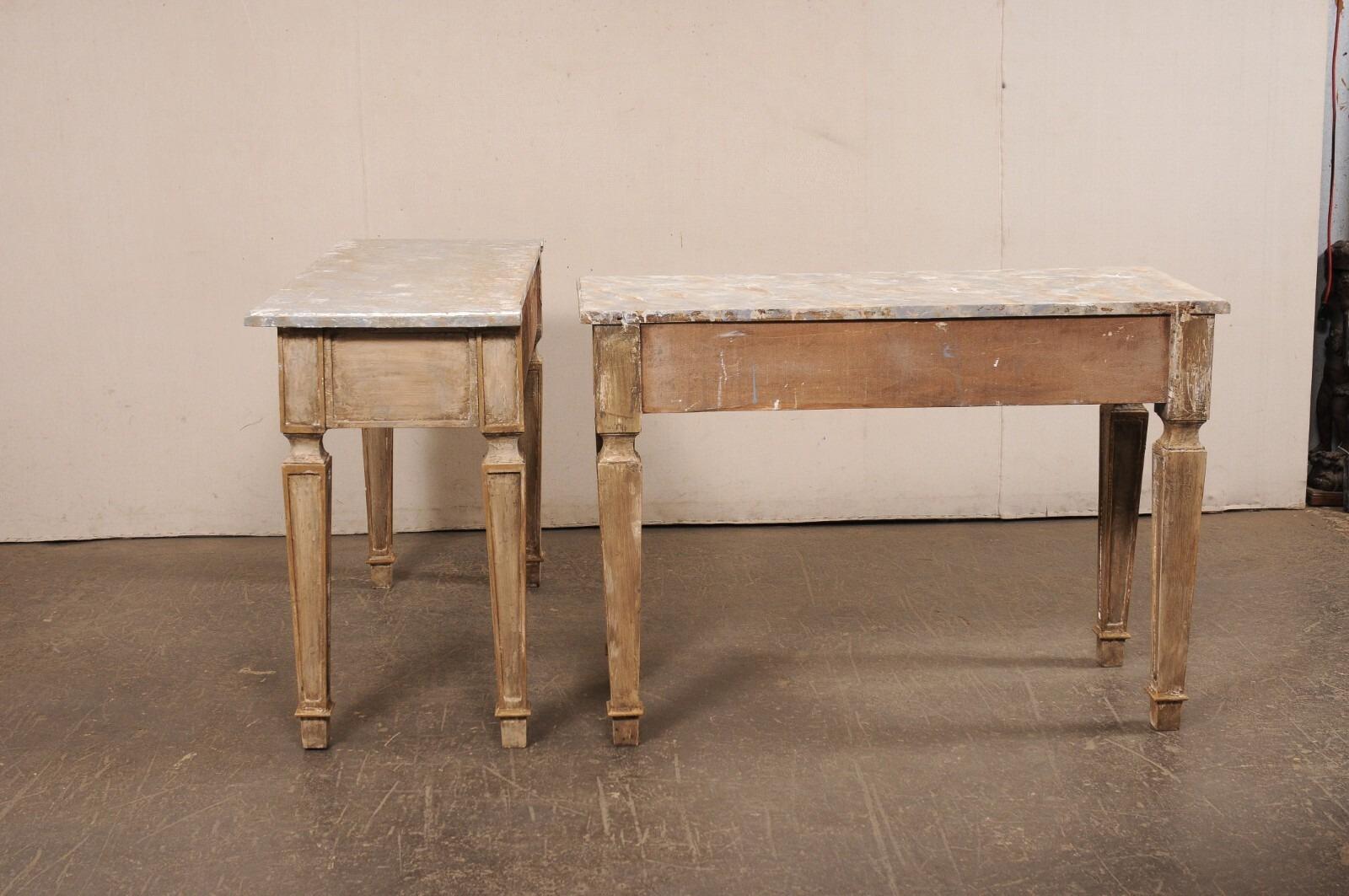 Pareja de Consolas de Madera Tallada de Estilo Italiano con Tapas de Faux-Mármol Pintado en Bueno estado para la venta en Atlanta, GA