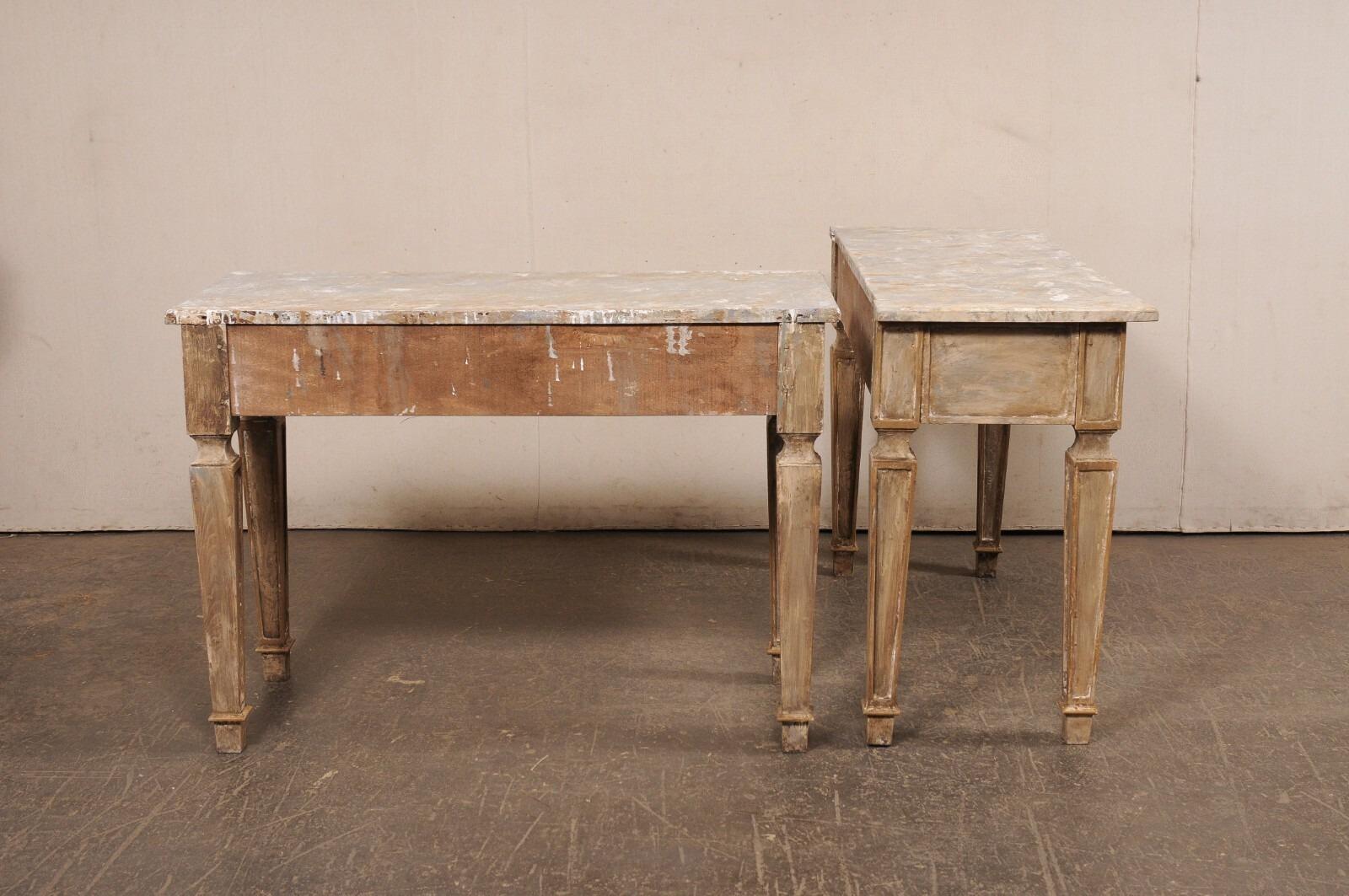 Pareja de Consolas de Madera Tallada de Estilo Italiano con Tapas de Faux-Mármol Pintado siglo XX en venta