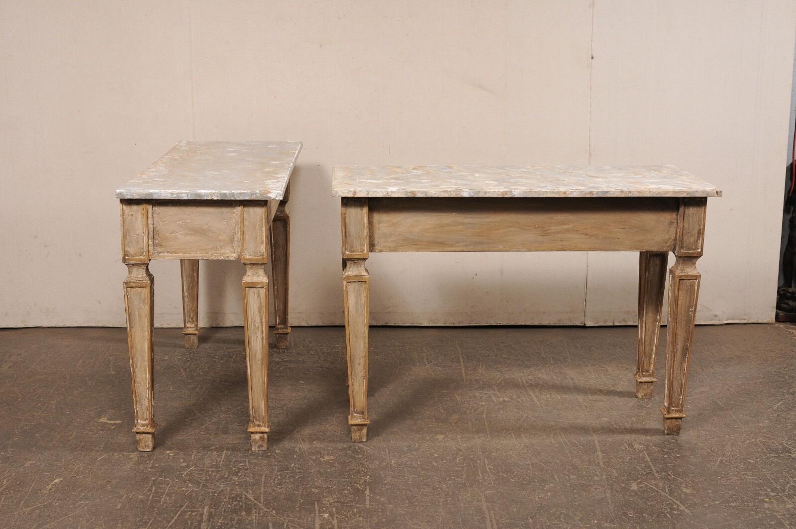 Pareja de Consolas de Madera Tallada de Estilo Italiano con Tapas de Faux-Mármol Pintado en venta 1