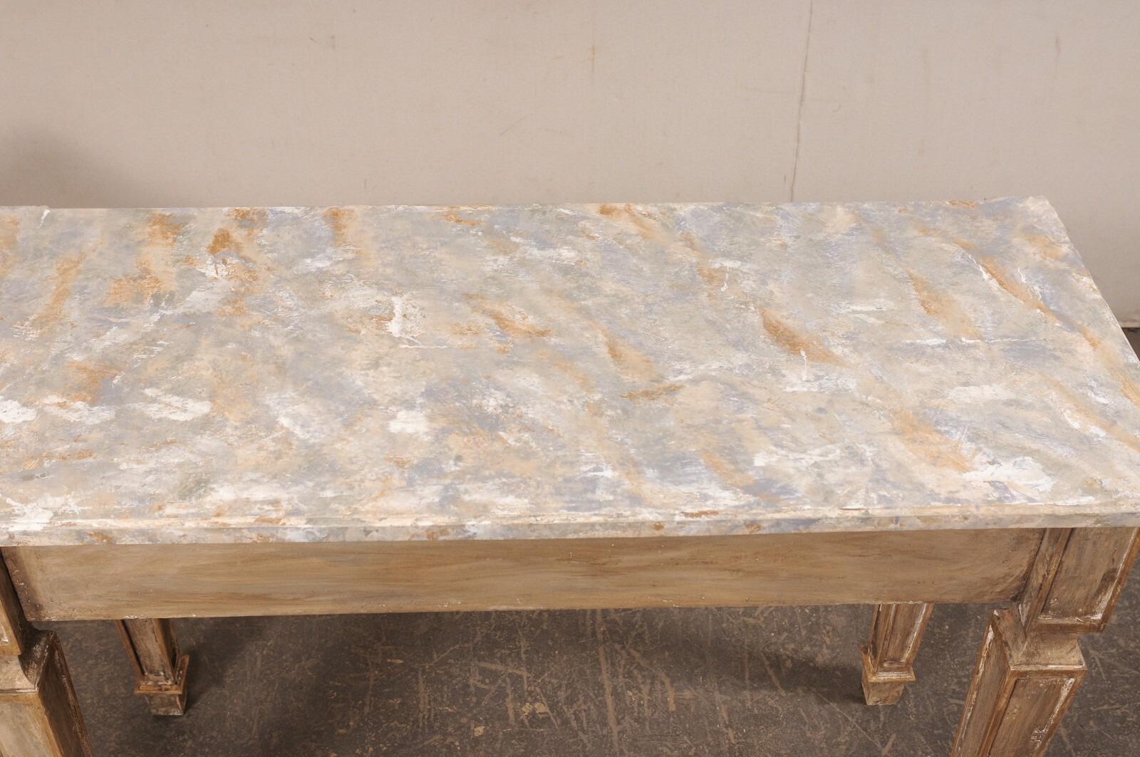 Pareja de Consolas de Madera Tallada de Estilo Italiano con Tapas de Faux-Mármol Pintado en venta 2