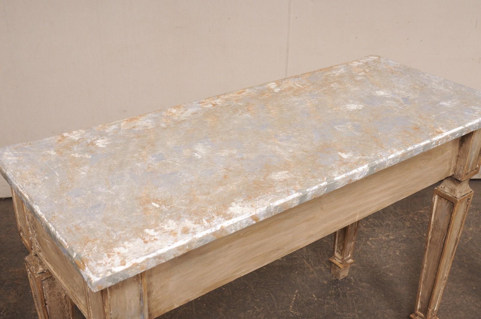 Pareja de Consolas de Madera Tallada de Estilo Italiano con Tapas de Faux-Mármol Pintado en venta 3