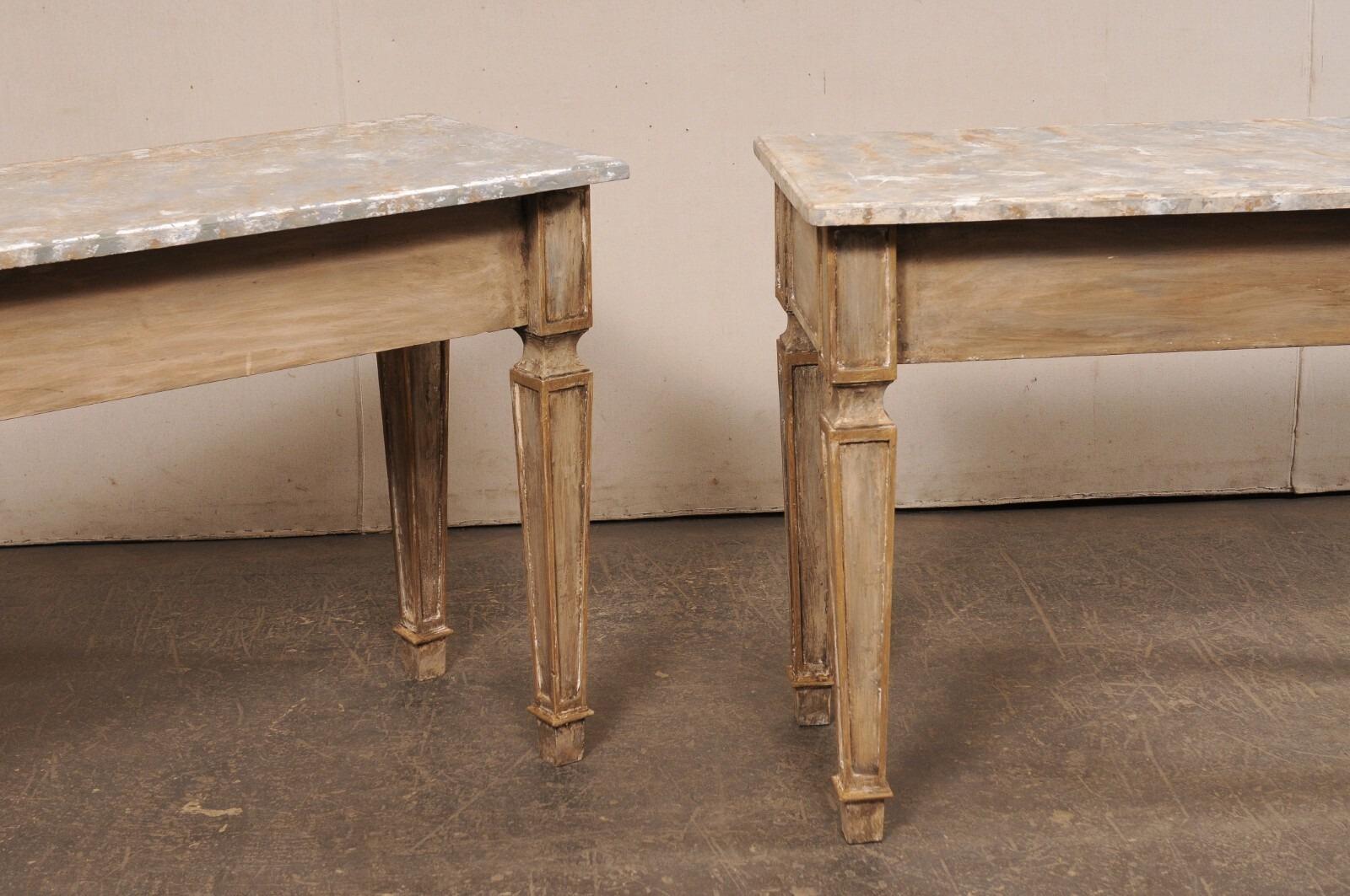 Pareja de Consolas de Madera Tallada de Estilo Italiano con Tapas de Faux-Mármol Pintado en venta 4