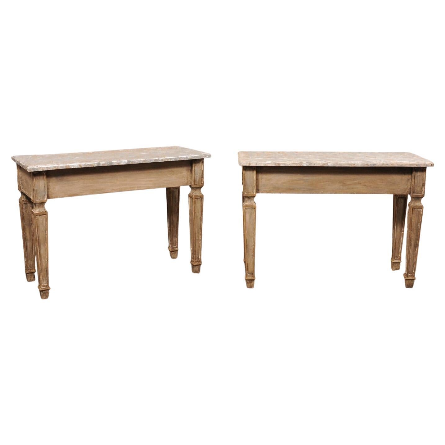 Pareja de Consolas de Madera Tallada de Estilo Italiano con Tapas de Faux-Mármol Pintado