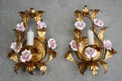 Paire d'appliques murales dorées à la fleur de tole italienne
