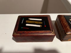 Paar italienische Tabakdosen mit "Zigarren"-Motiv aus getriebenem Leder und Pietra Dura